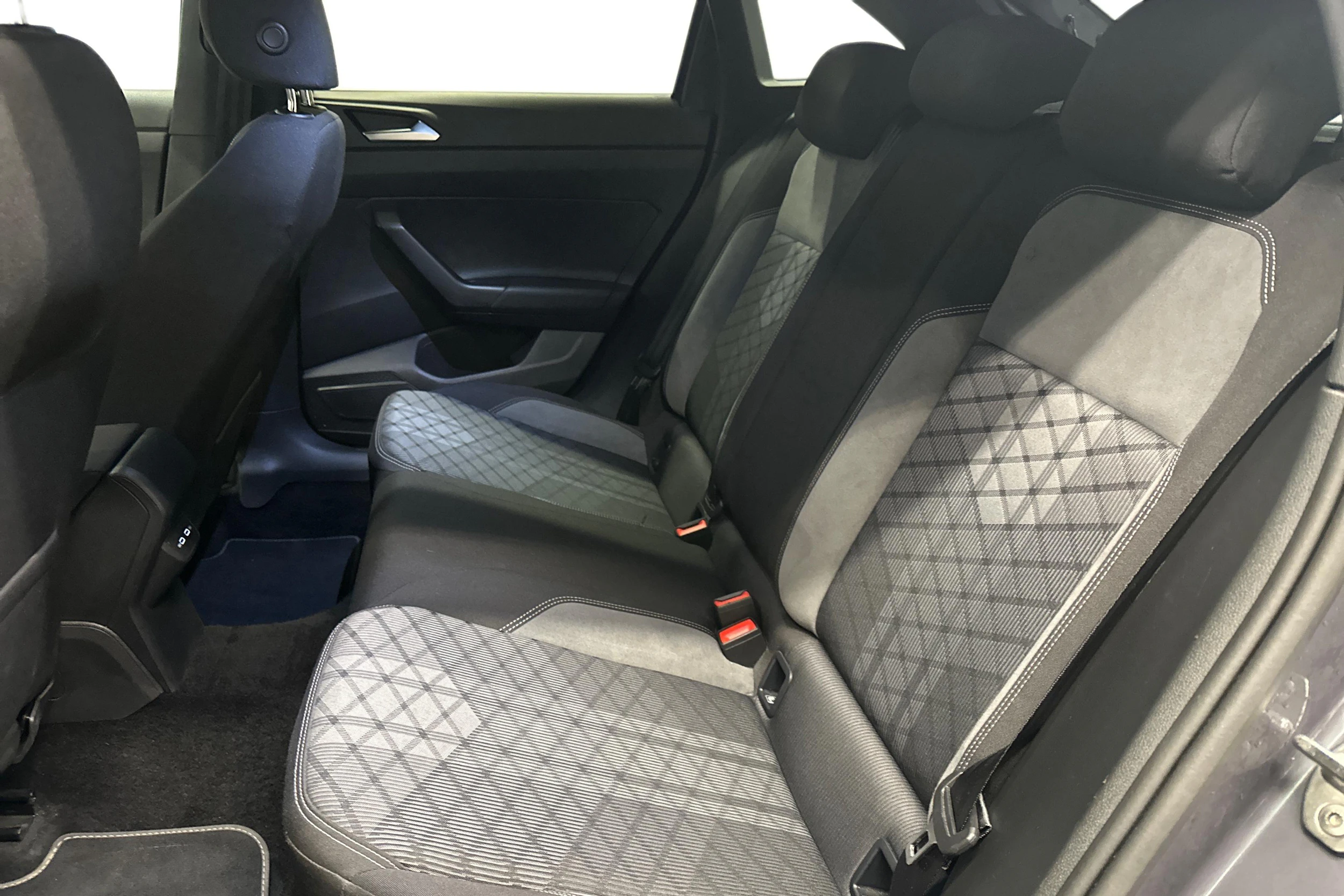 harmaa Volkswagen Taigo 2024 kuva 8.
