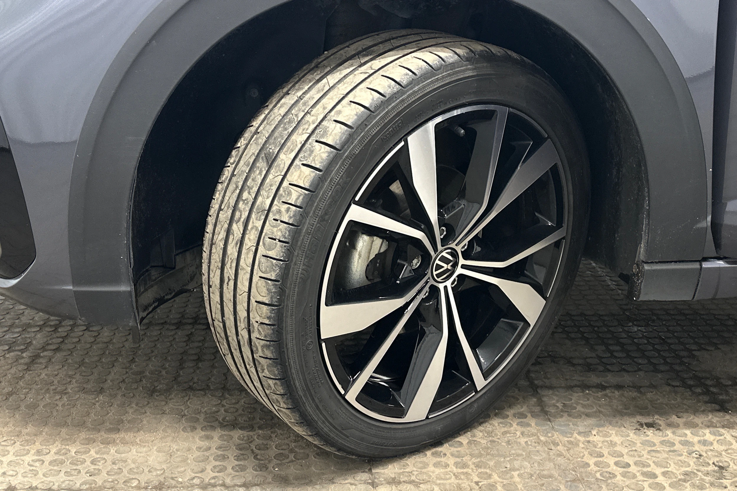 harmaa Volkswagen Taigo 2024 kuva 10.