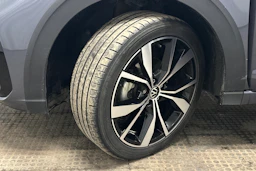 harmaa Volkswagen Taigo 2024 kuva 10.