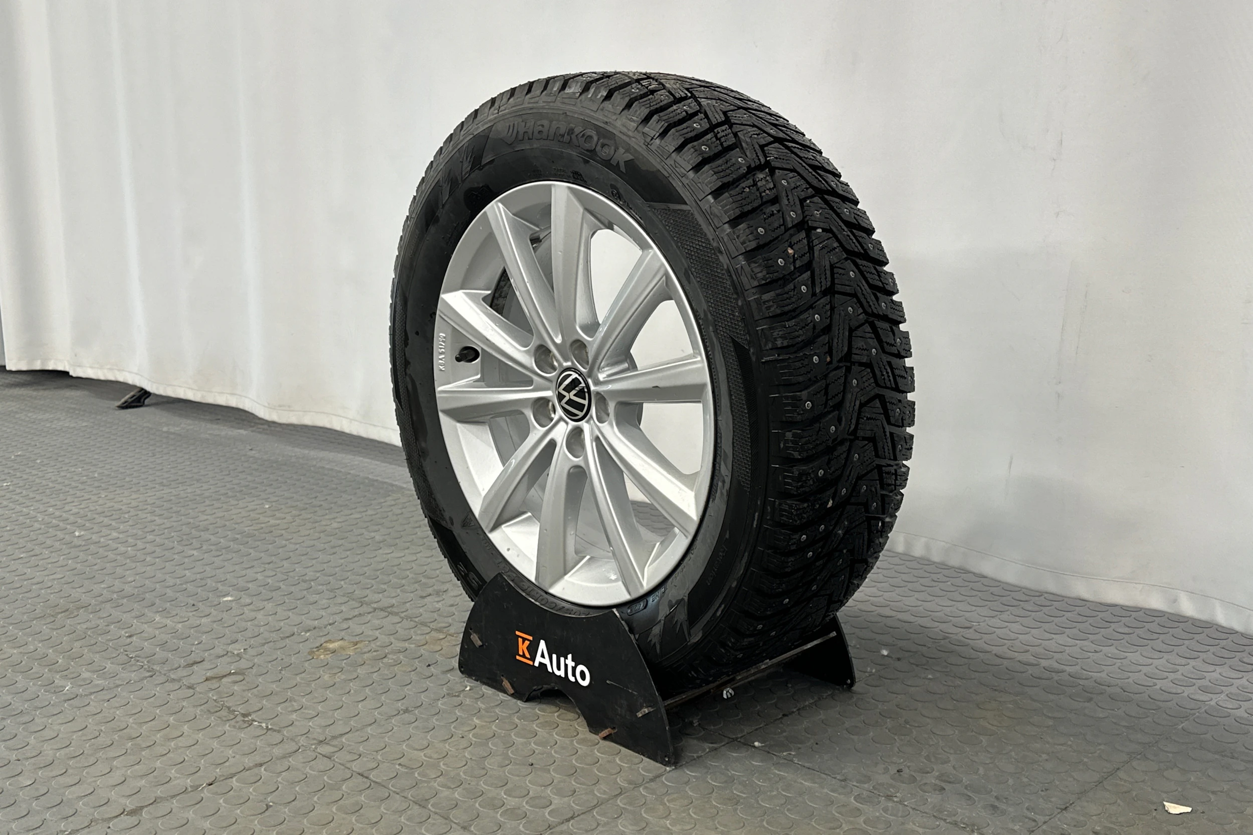 harmaa Volkswagen Taigo 2024 kuva 13.