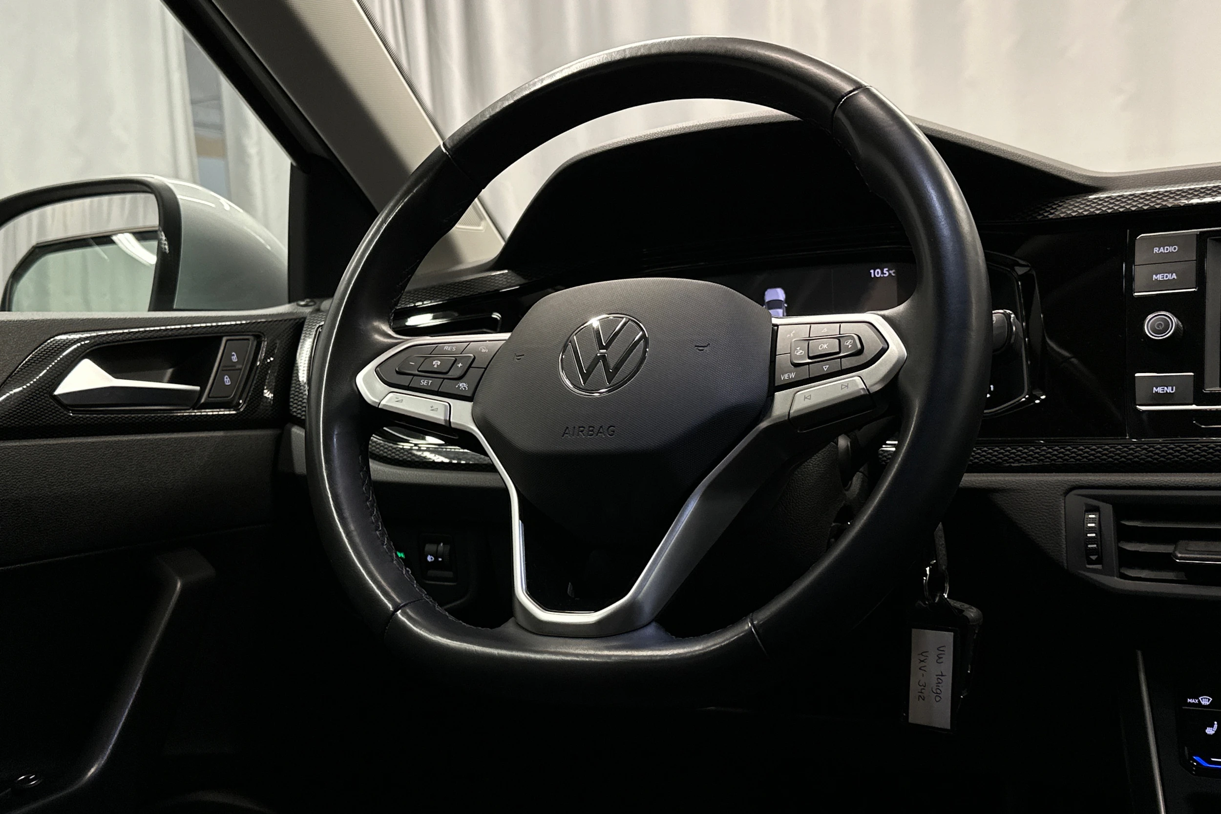 harmaa Volkswagen Taigo 2024 kuva 17.