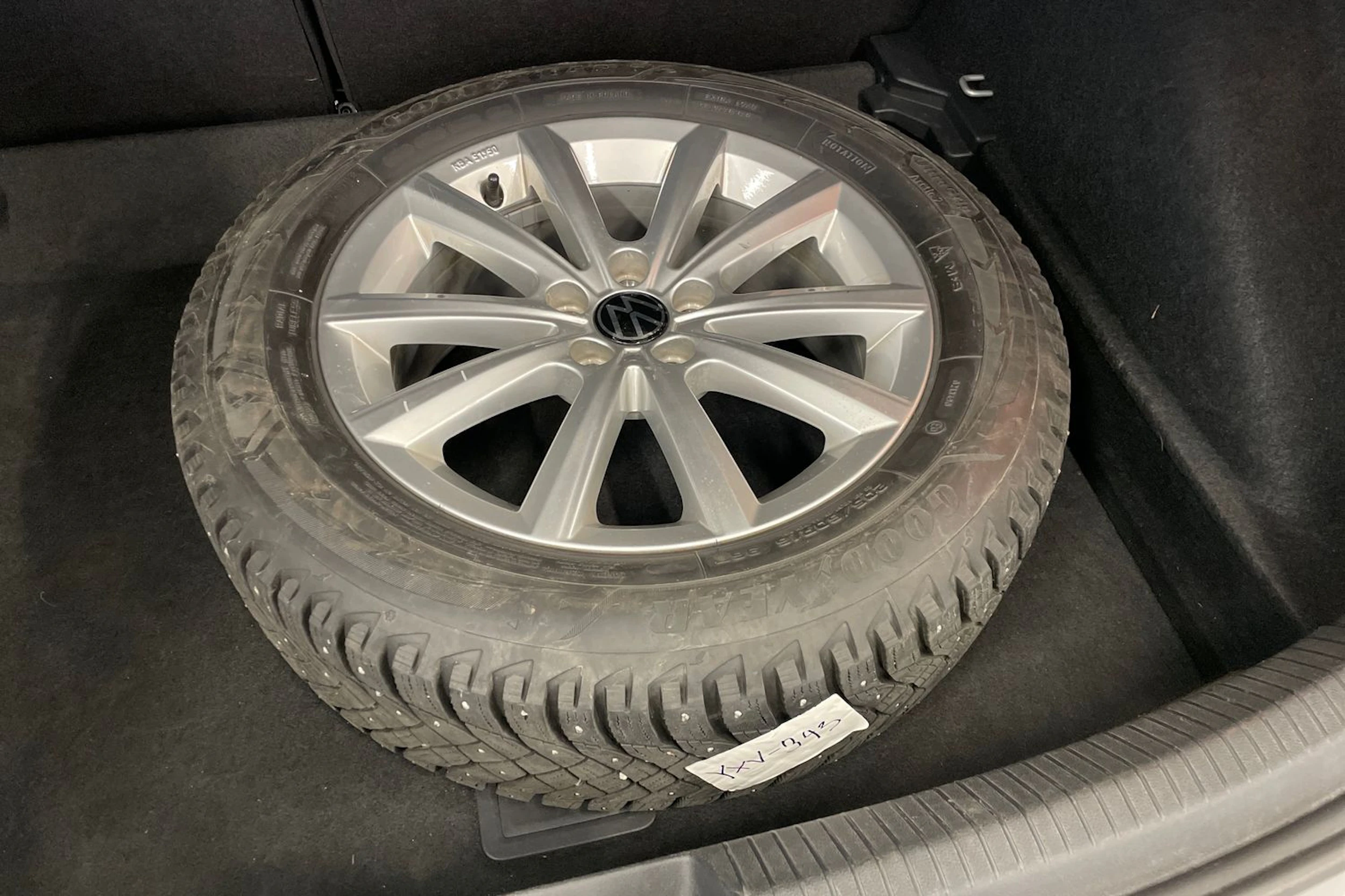 harmaa Volkswagen Taigo 2024 kuva 13.