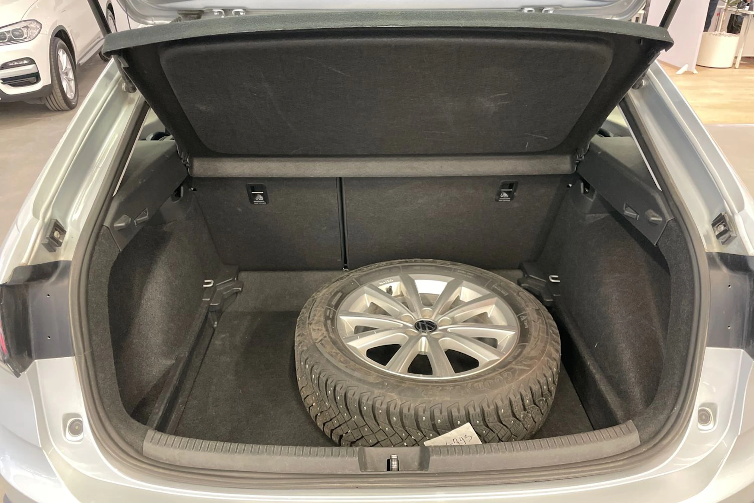 harmaa Volkswagen Taigo 2024 kuva 16.