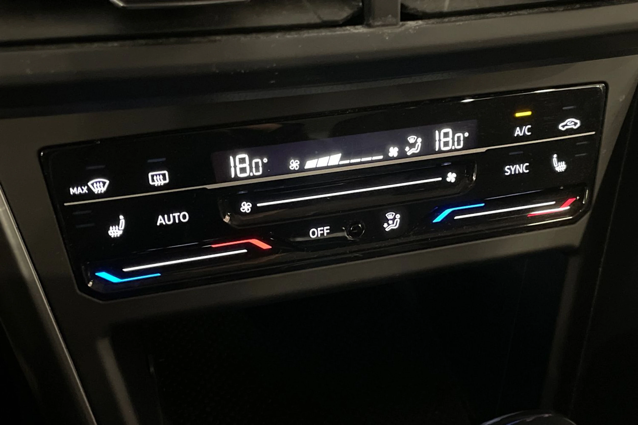 harmaa Volkswagen Taigo 2024 kuva 17.