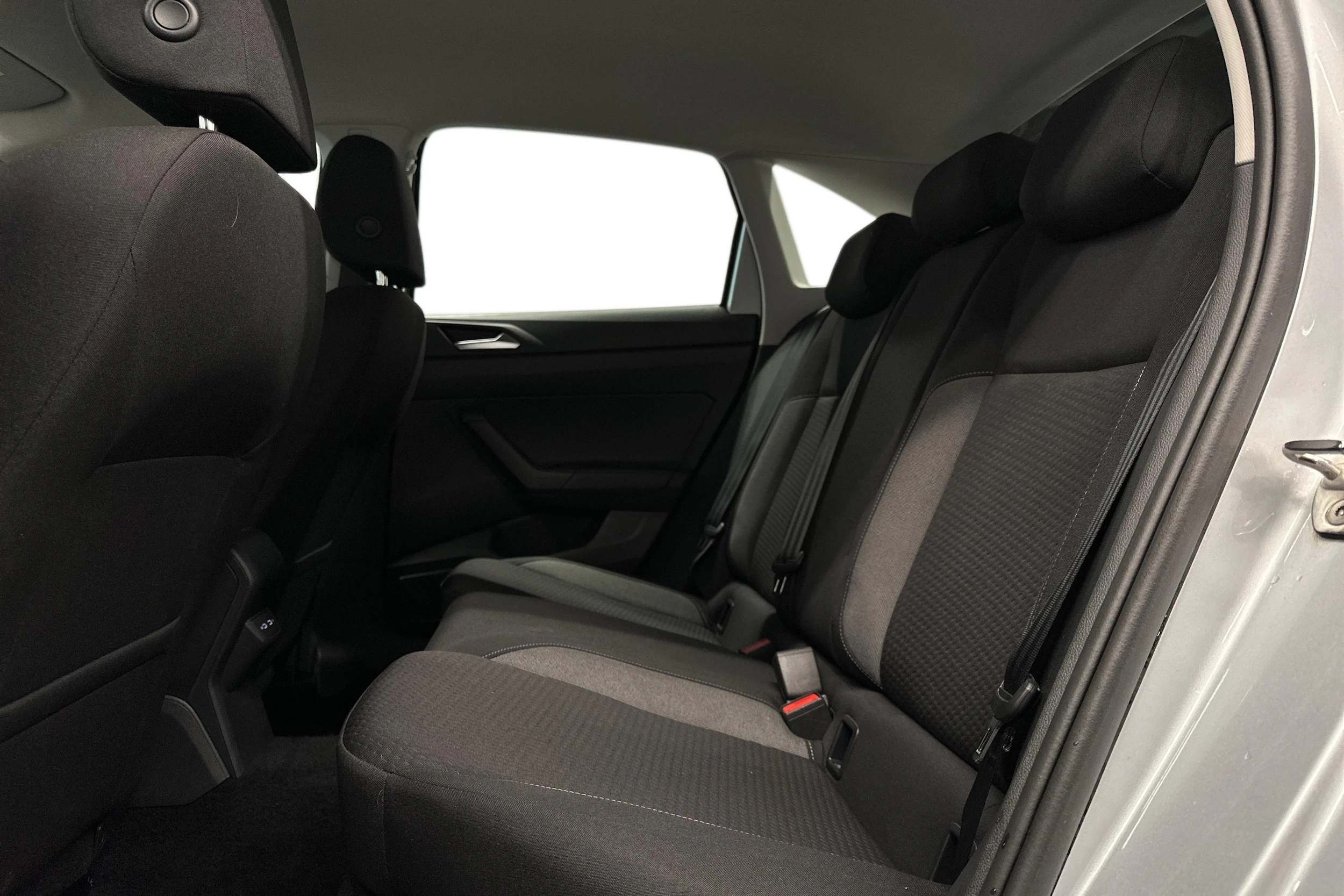 harmaa Volkswagen Taigo 2024 kuva 8.