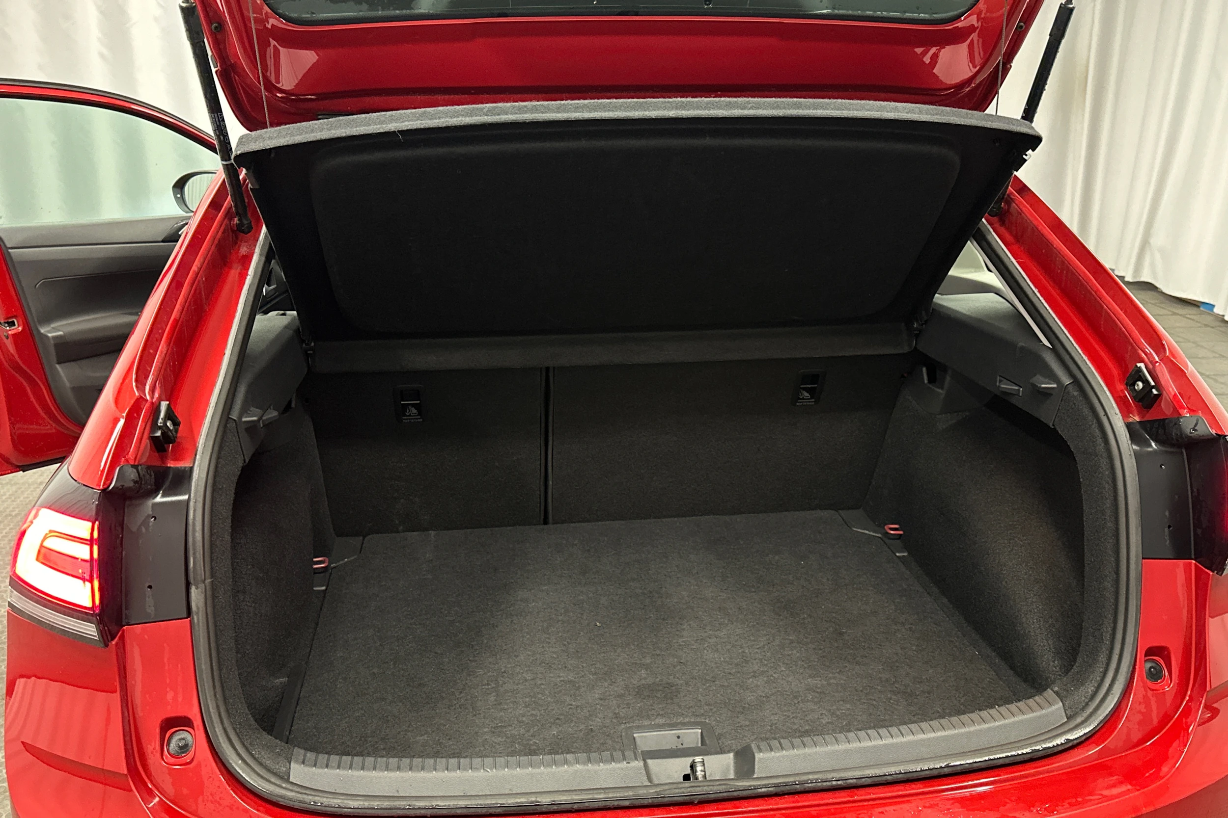 punainen Volkswagen Taigo 2024 kuva 27.