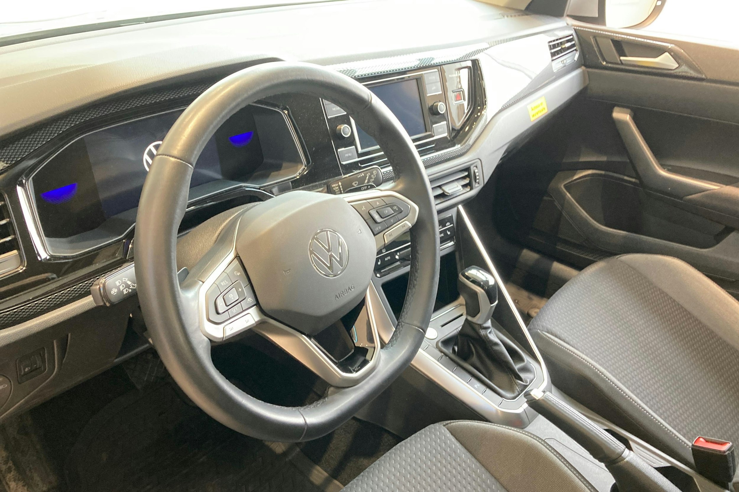 harmaa Volkswagen Taigo 2024 kuva 6.