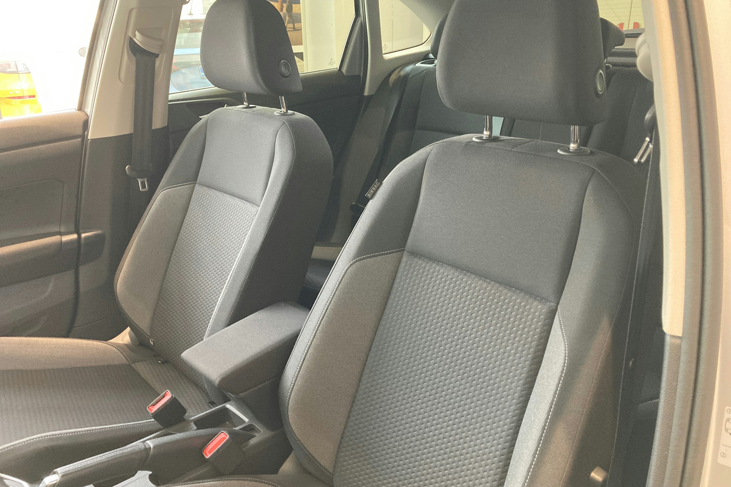 harmaa Volkswagen Taigo 2024 kuva 11.