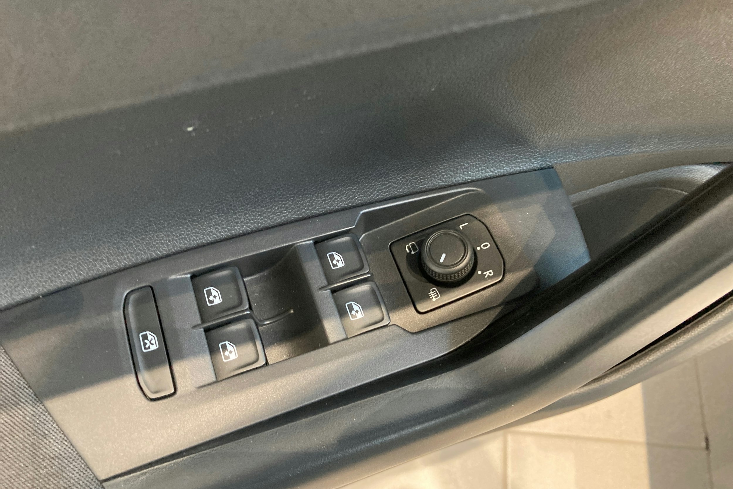 harmaa Volkswagen Taigo 2024 kuva 12.