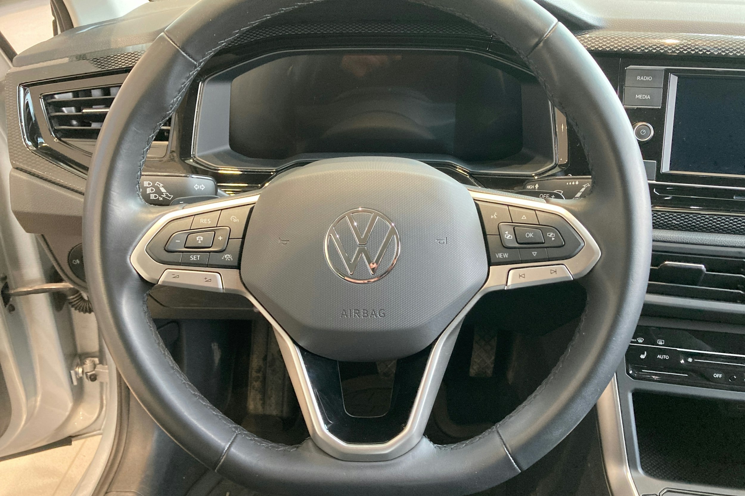 harmaa Volkswagen Taigo 2024 kuva 13.