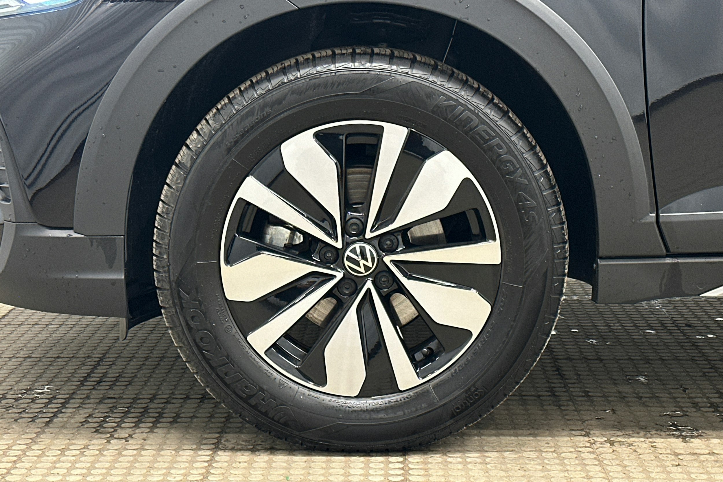 musta Volkswagen Taigo 2025 kuva 11.