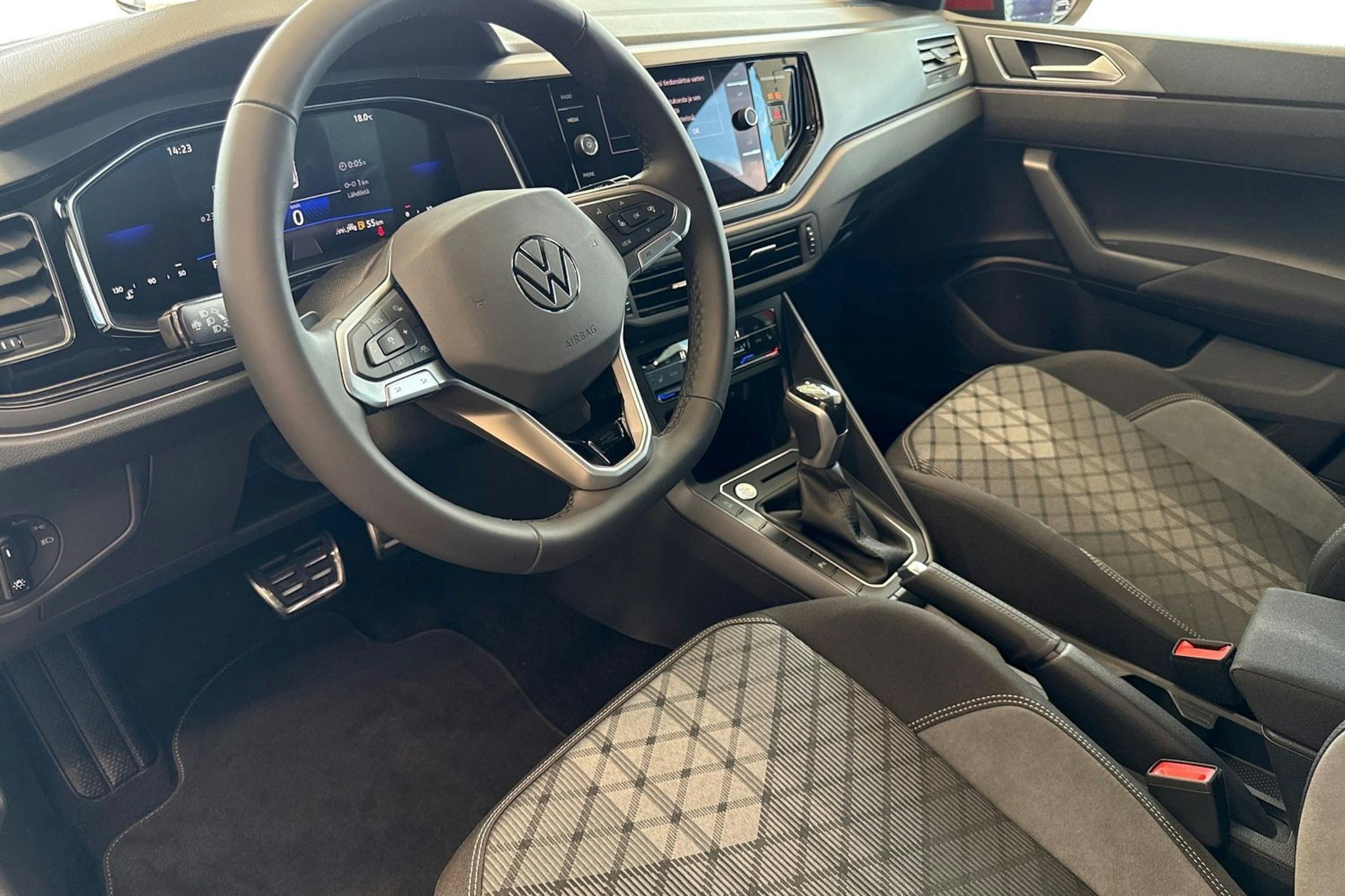 punainen Volkswagen Taigo 2025 kuva 6.