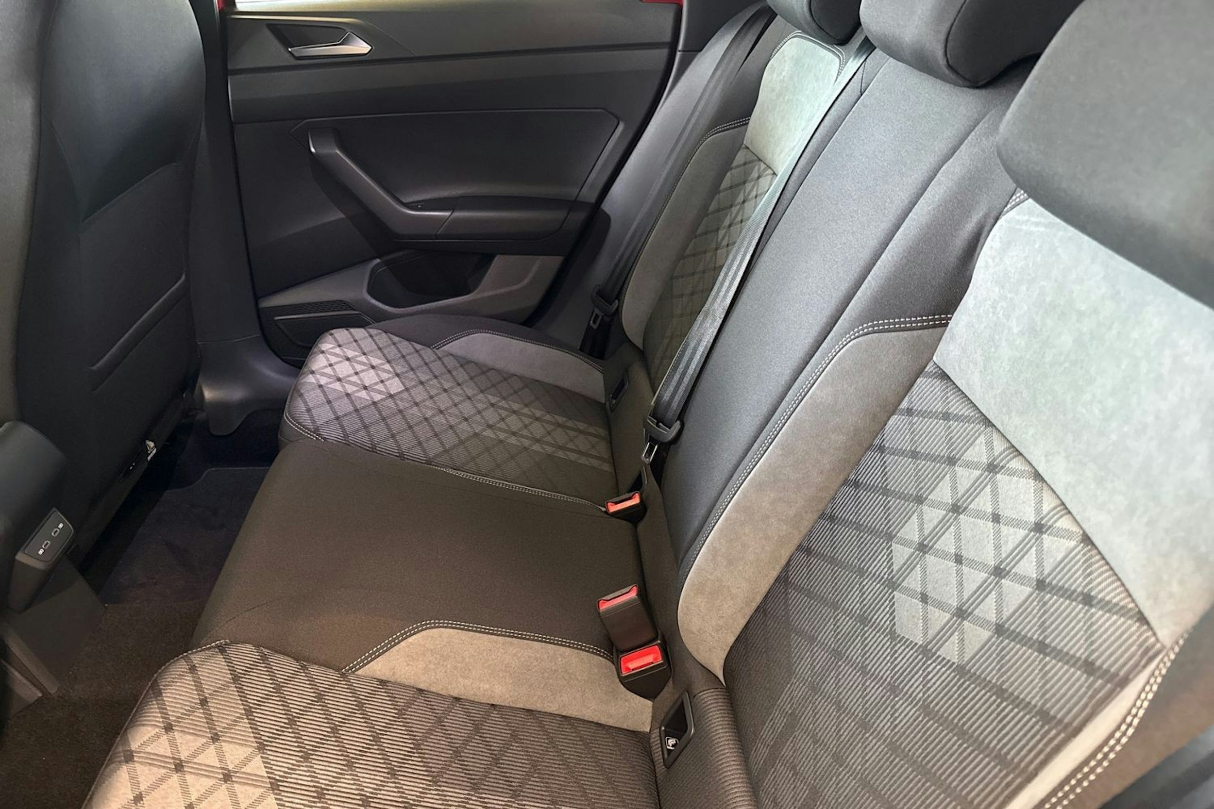 punainen Volkswagen Taigo 2025 kuva 8.