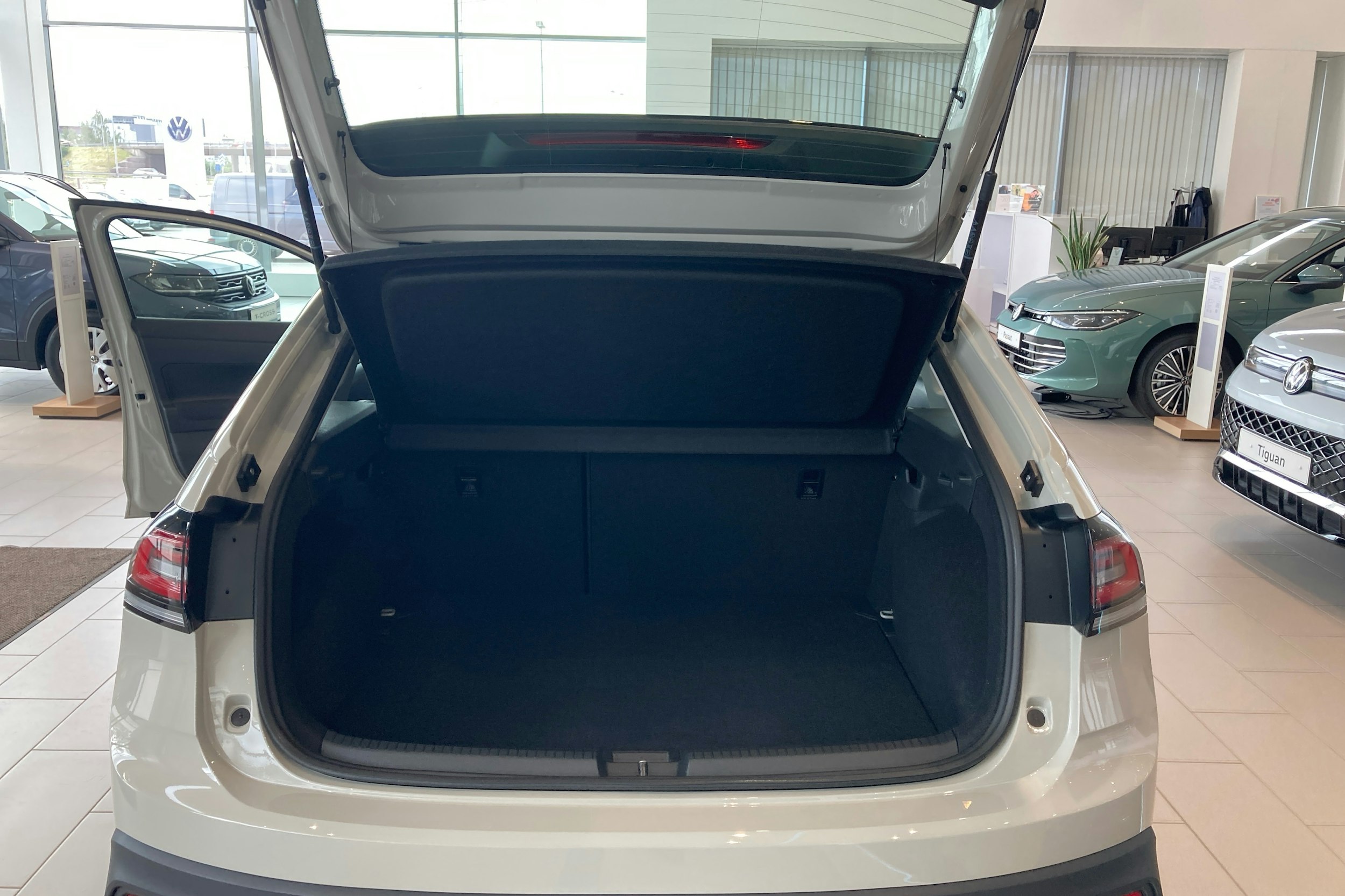 harmaa Volkswagen Taigo 2025 kuva 16.
