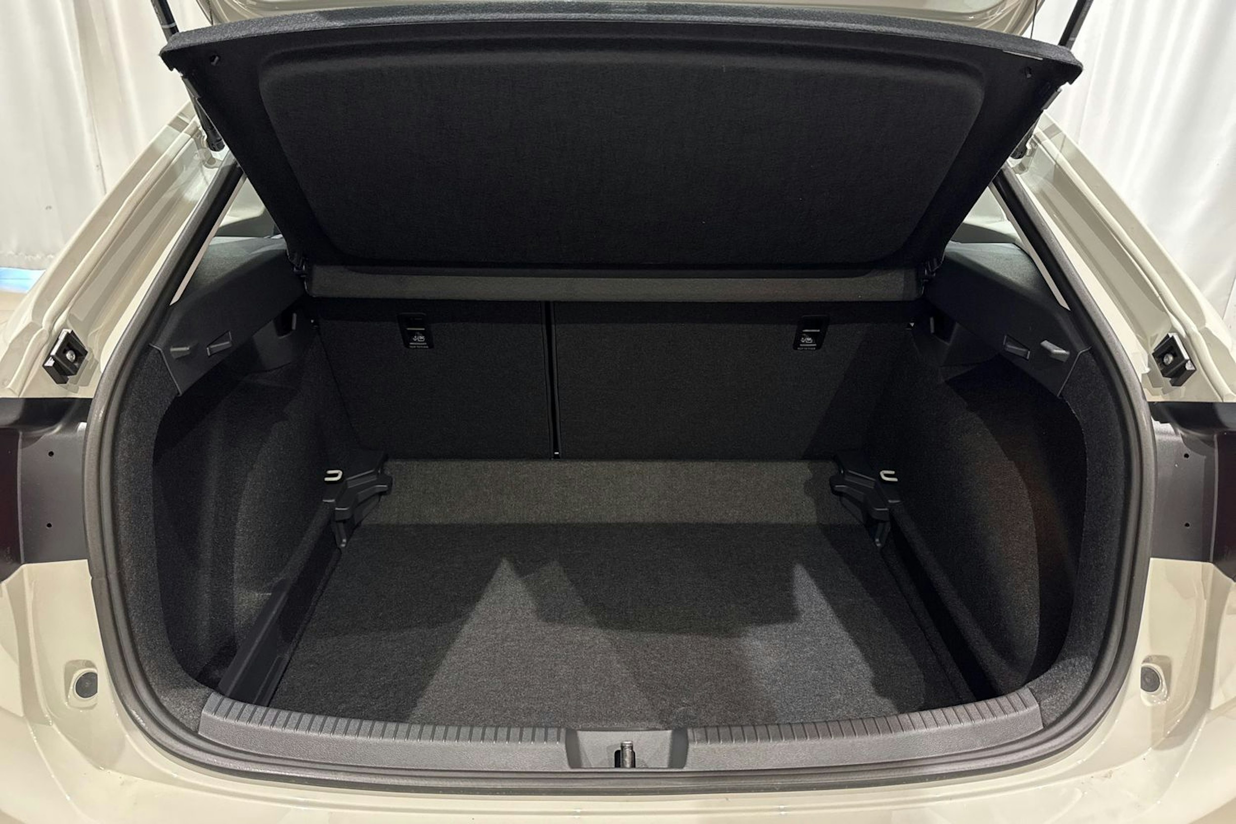 harmaa Volkswagen Taigo 2025 kuva 11.