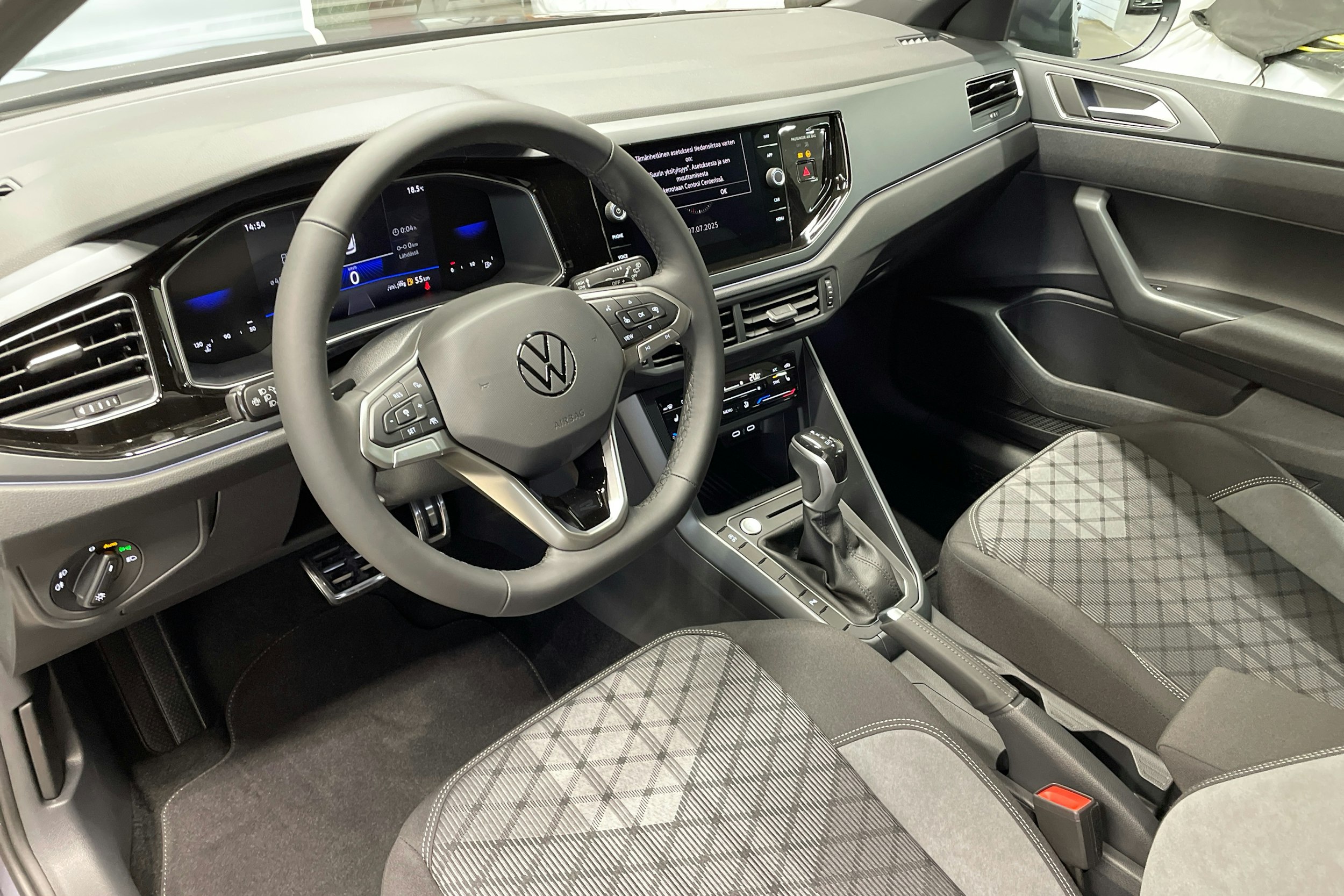 harmaa Volkswagen Taigo 2025 kuva 6.