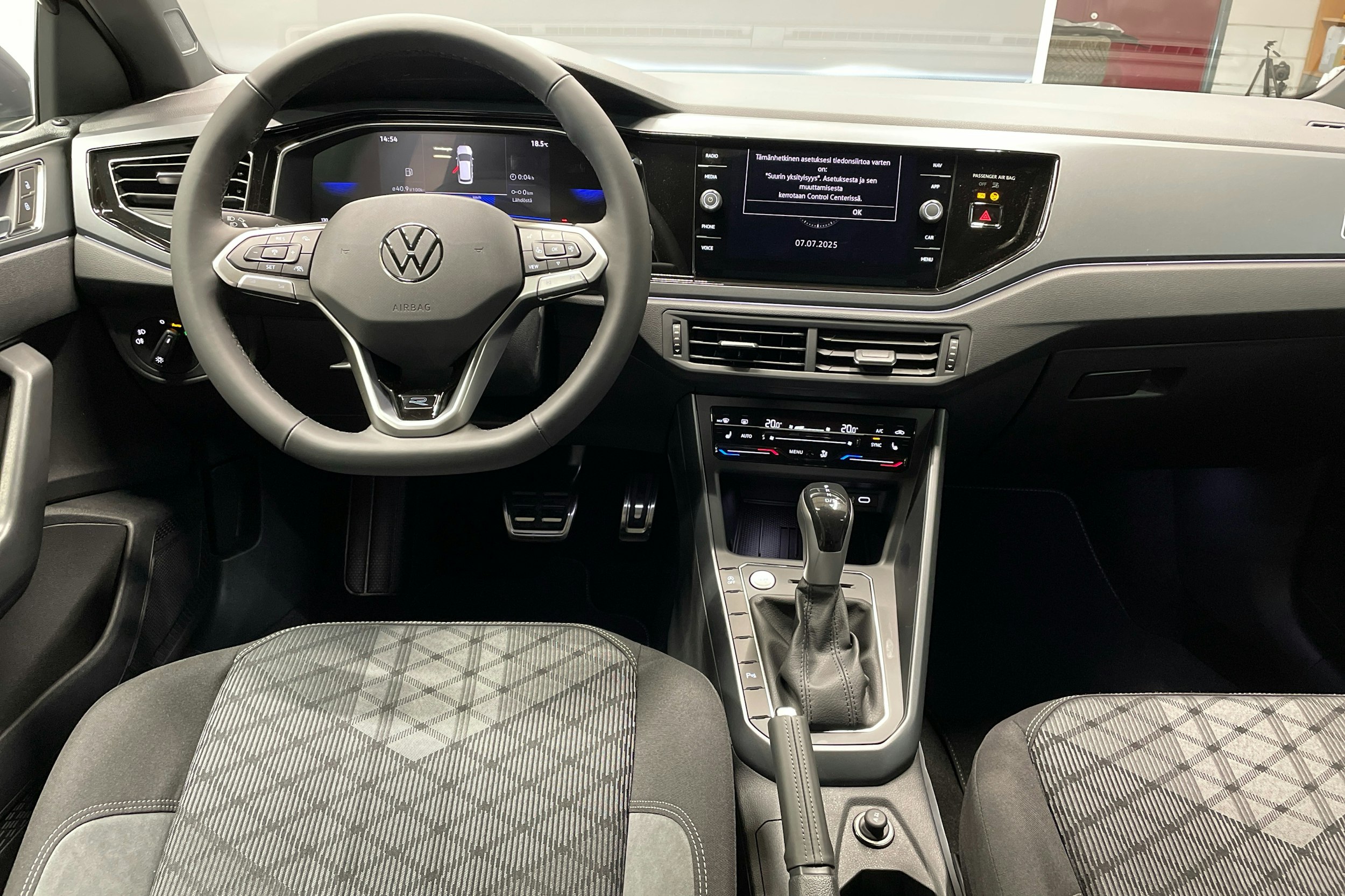 harmaa Volkswagen Taigo 2025 kuva 7.