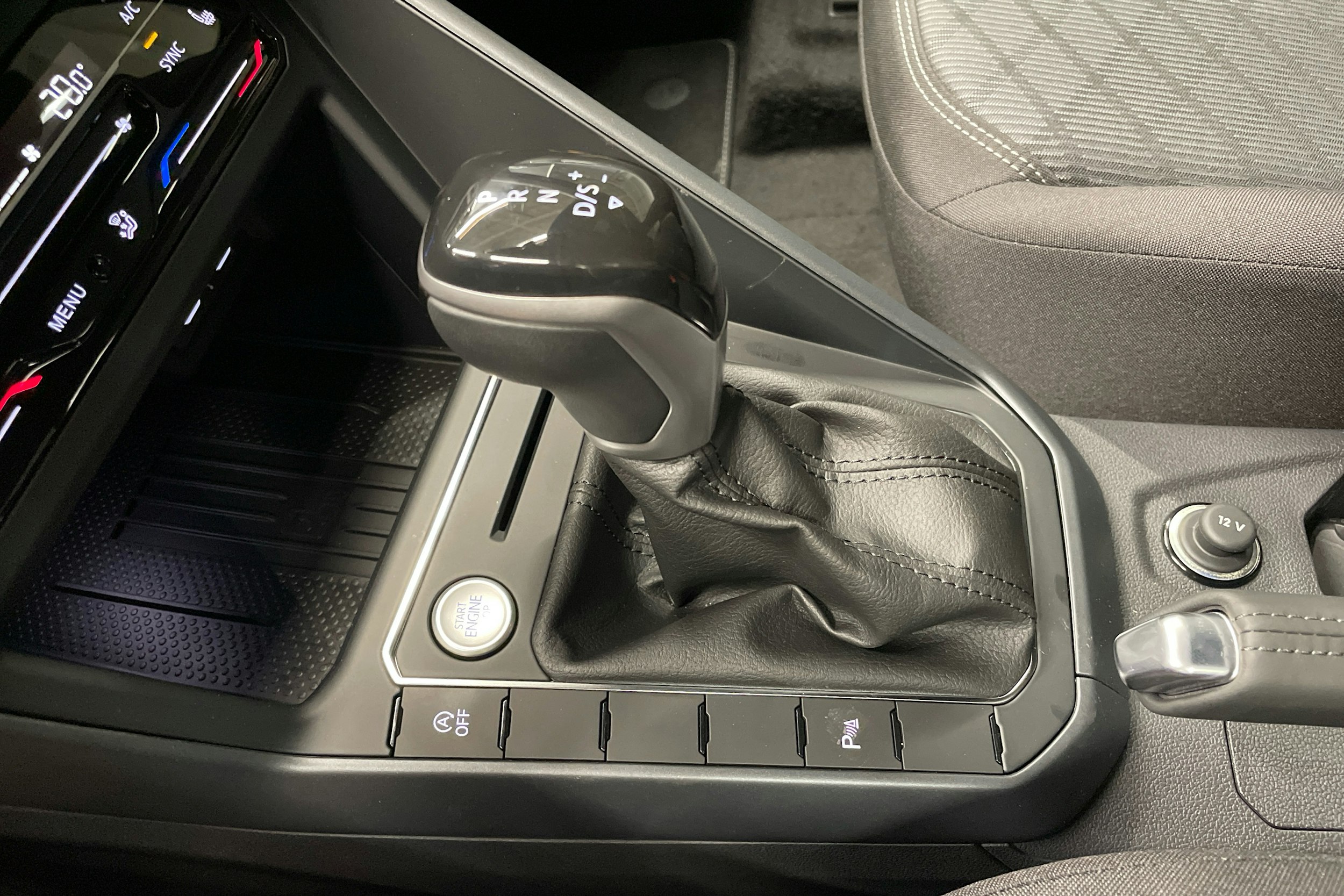 harmaa Volkswagen Taigo 2025 kuva 14.