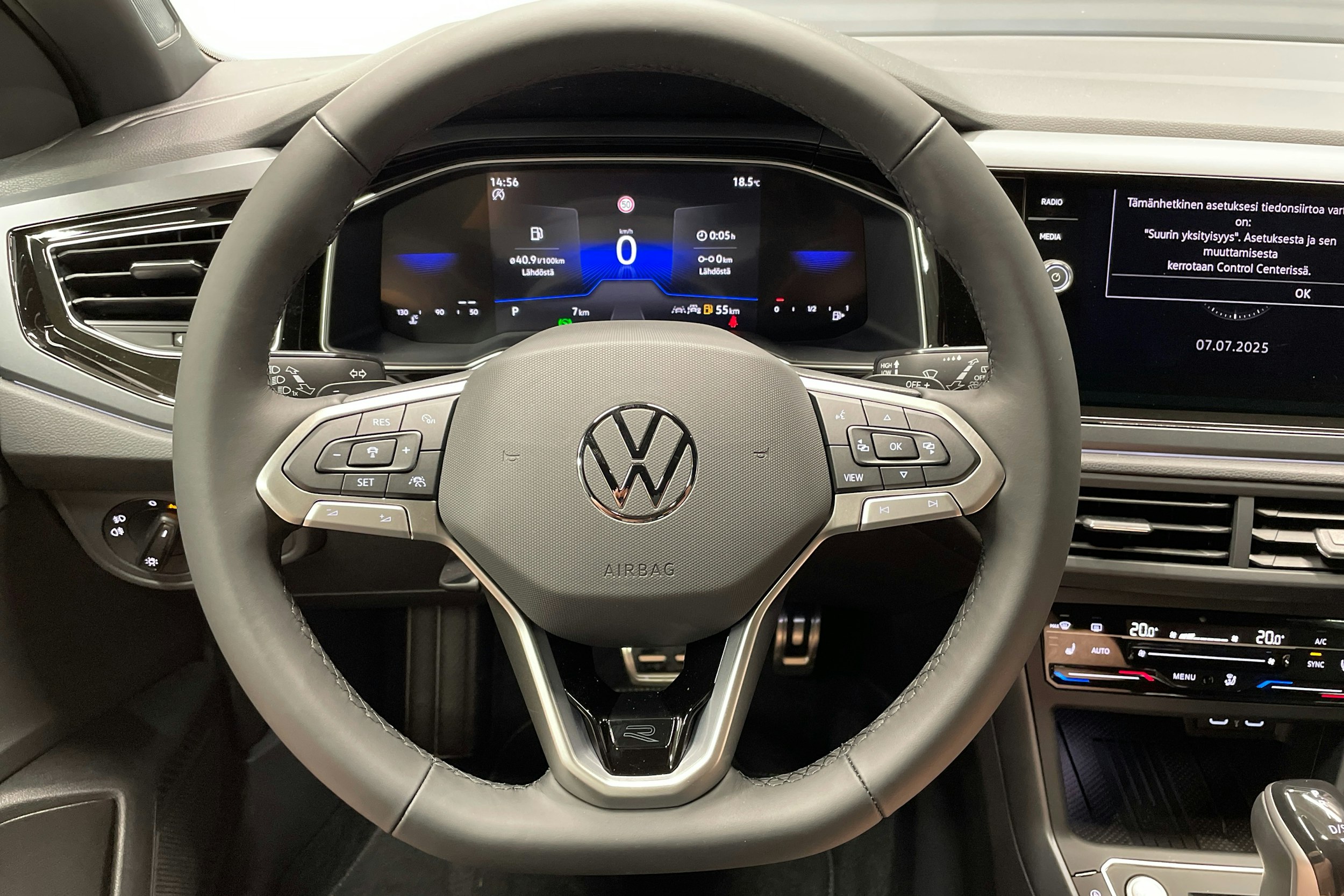 harmaa Volkswagen Taigo 2025 kuva 15.
