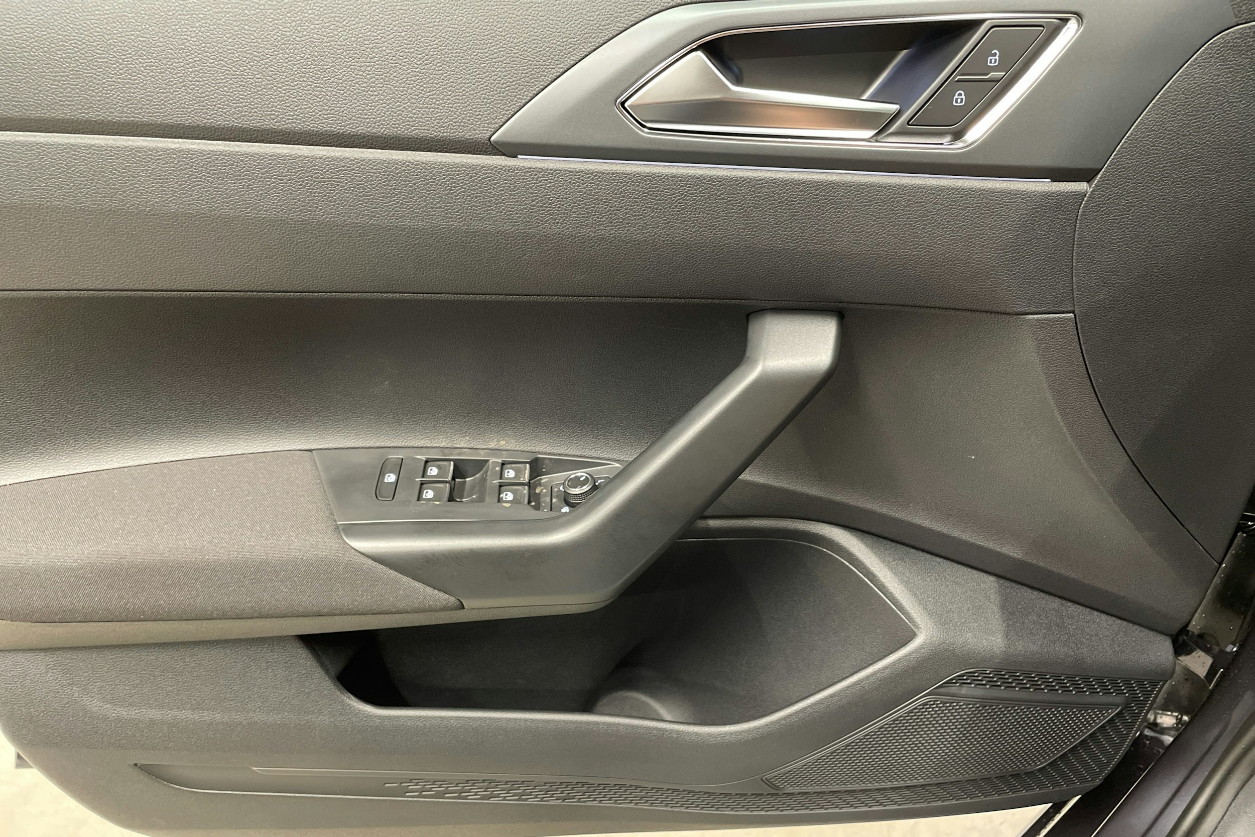 harmaa Volkswagen Taigo 2025 kuva 17.