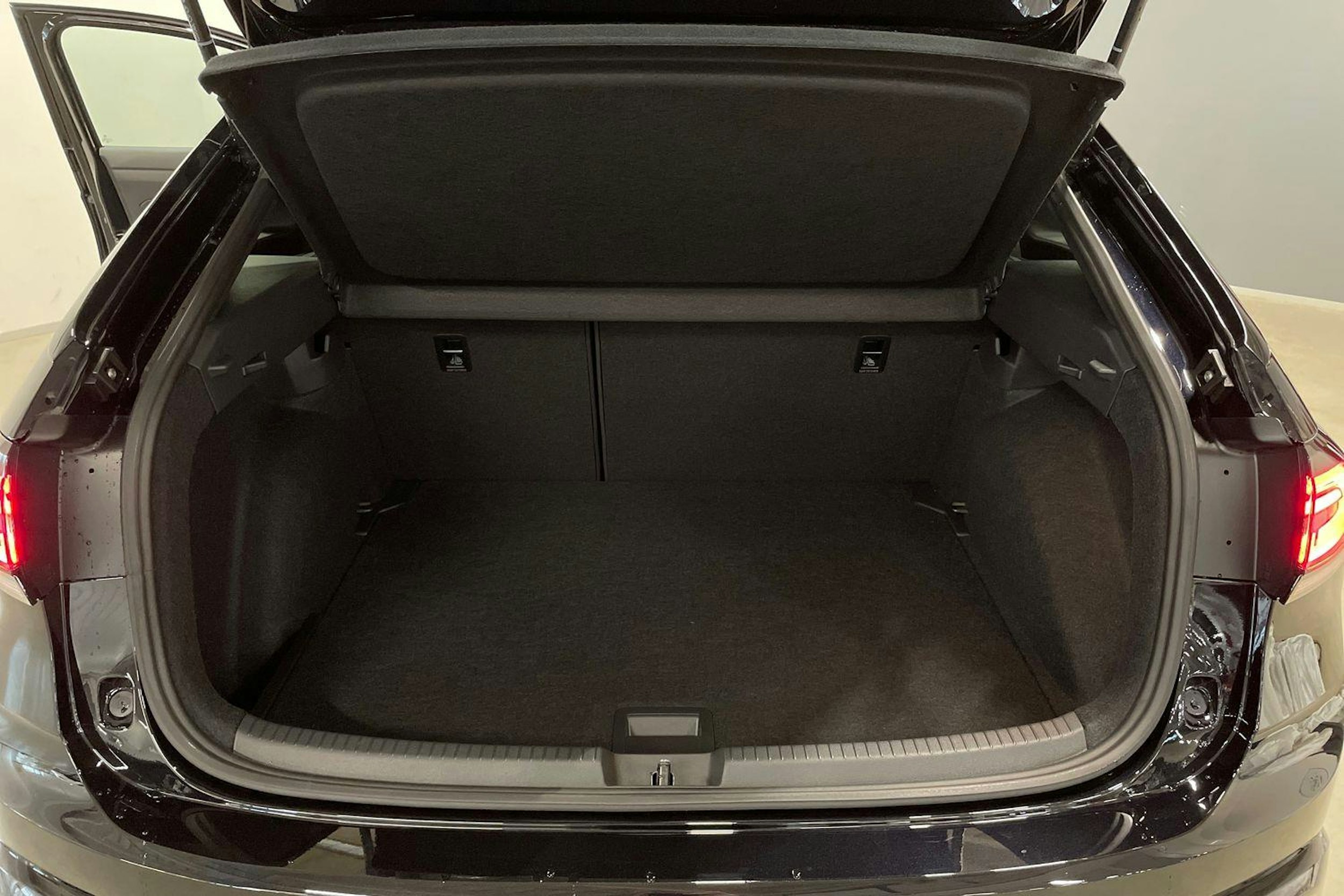 musta Volkswagen Taigo 2025 kuva 13.