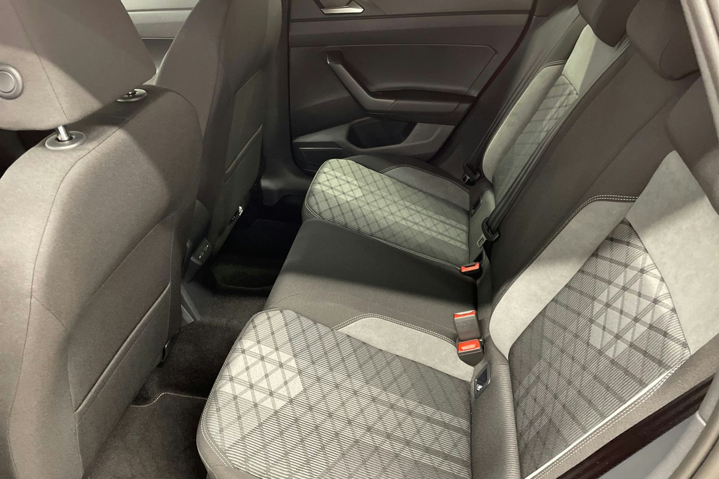 punainen Volkswagen Taigo 2025 kuva 8.