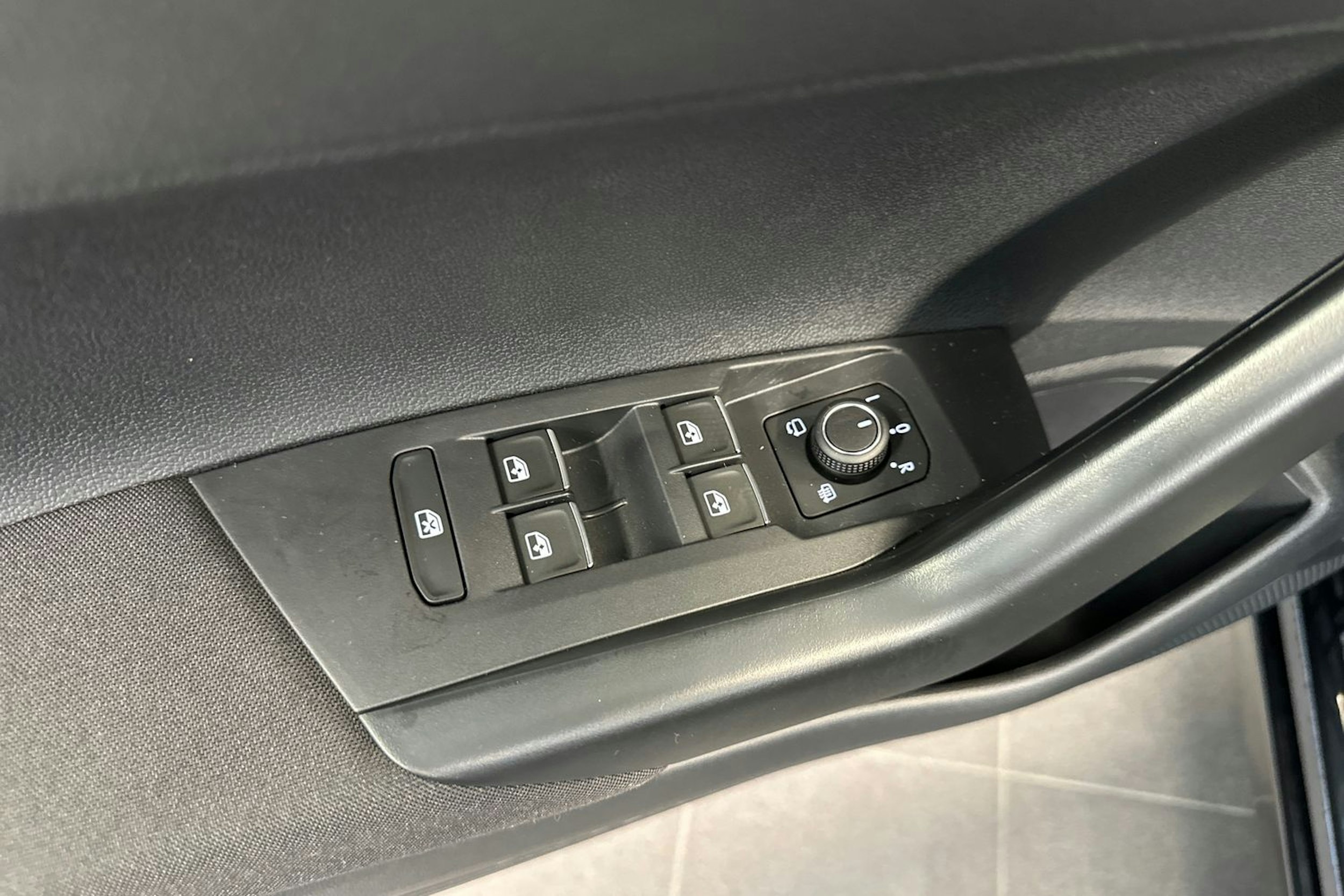 Musta Volkswagen Taigo 2025 kuva 12.