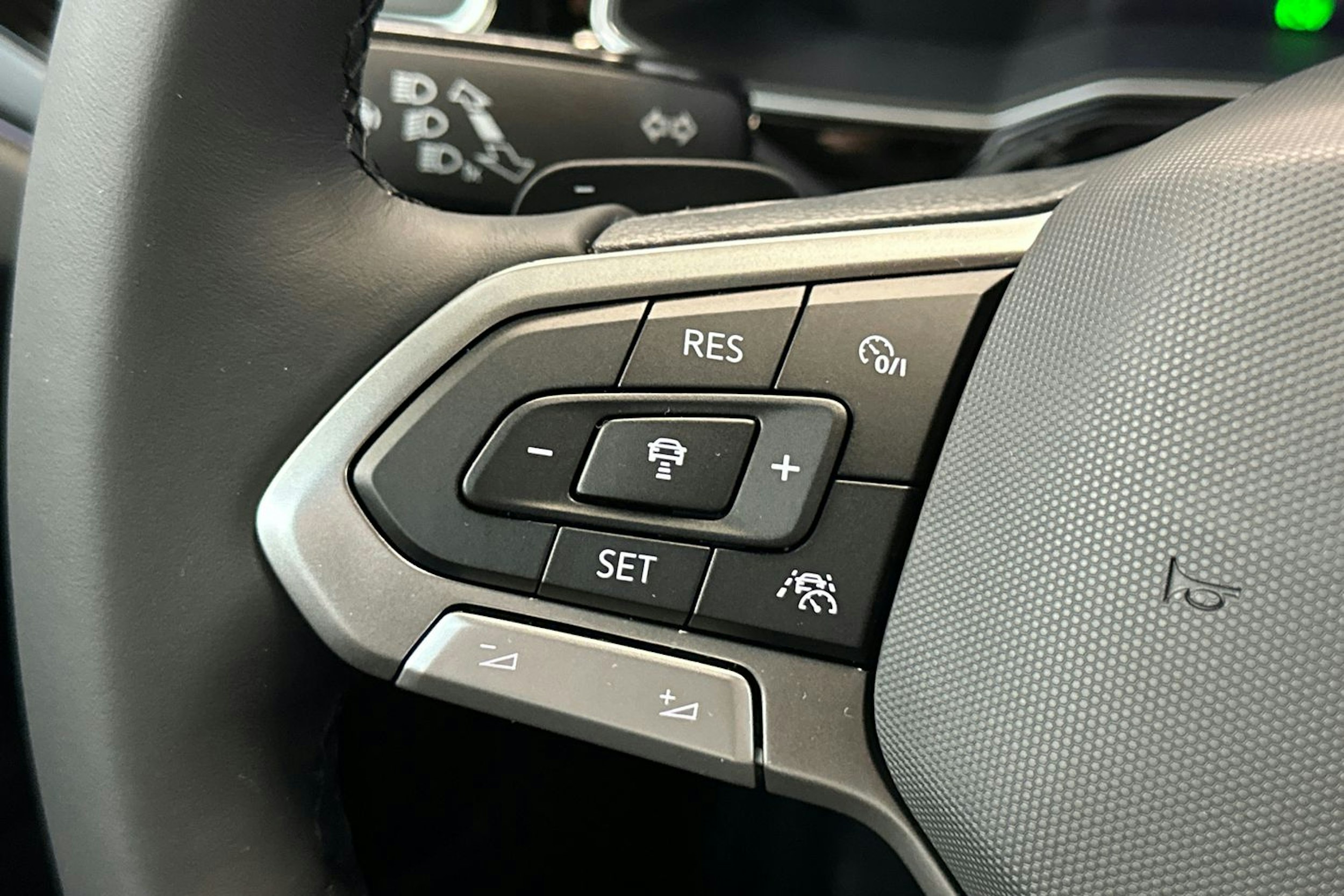Musta Volkswagen Taigo 2025 kuva 16.