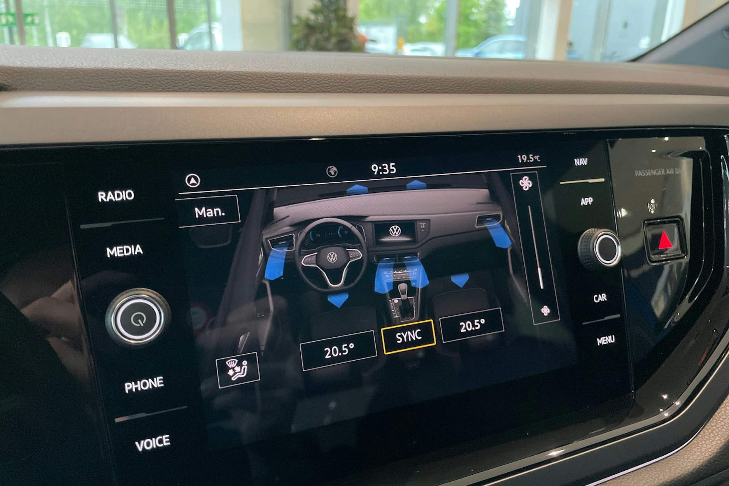 sininen Volkswagen Taigo 2025 kuva 14.
