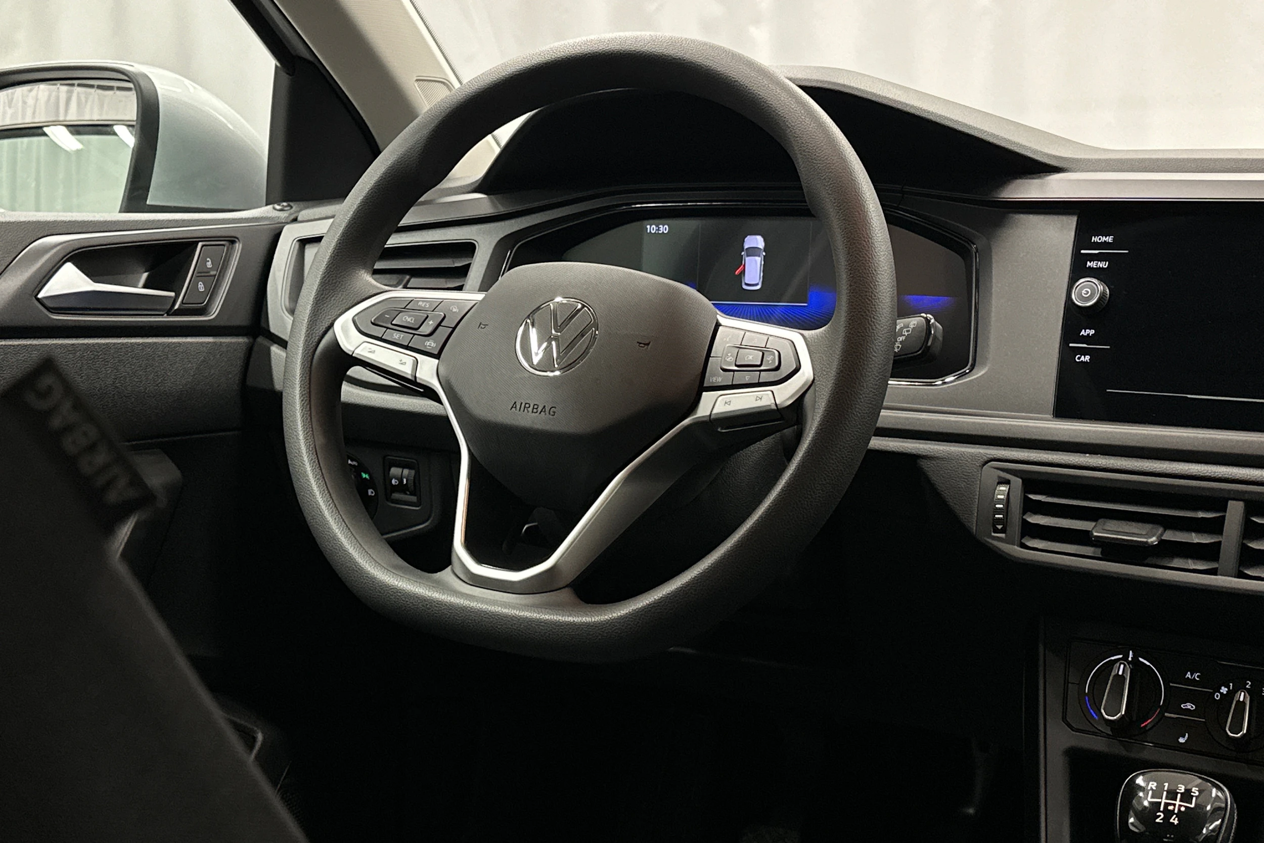 harmaa Volkswagen Taigo 2025 kuva 12.
