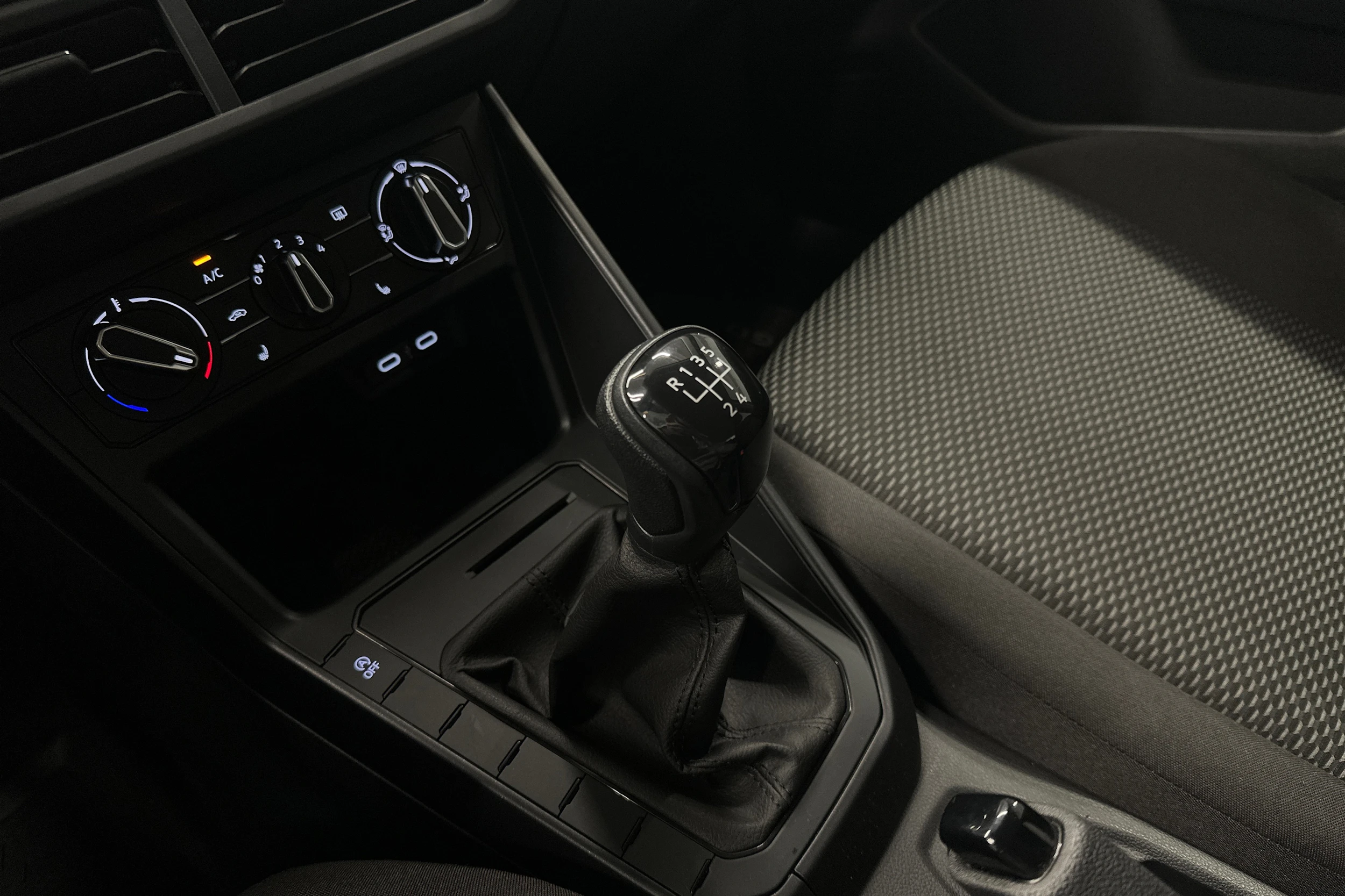 harmaa Volkswagen Taigo 2025 kuva 25.
