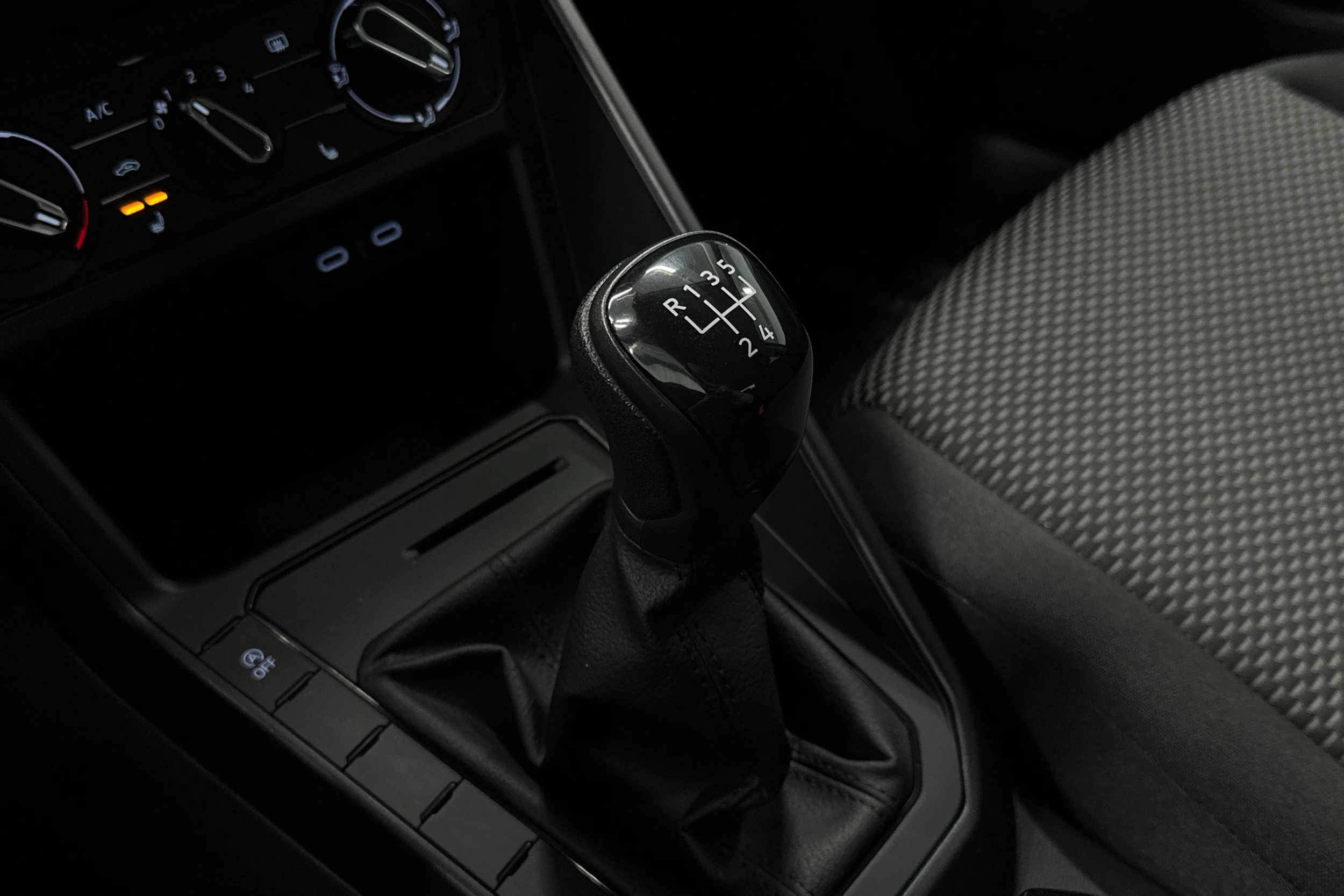 harmaa Volkswagen Taigo 2025 kuva 27.
