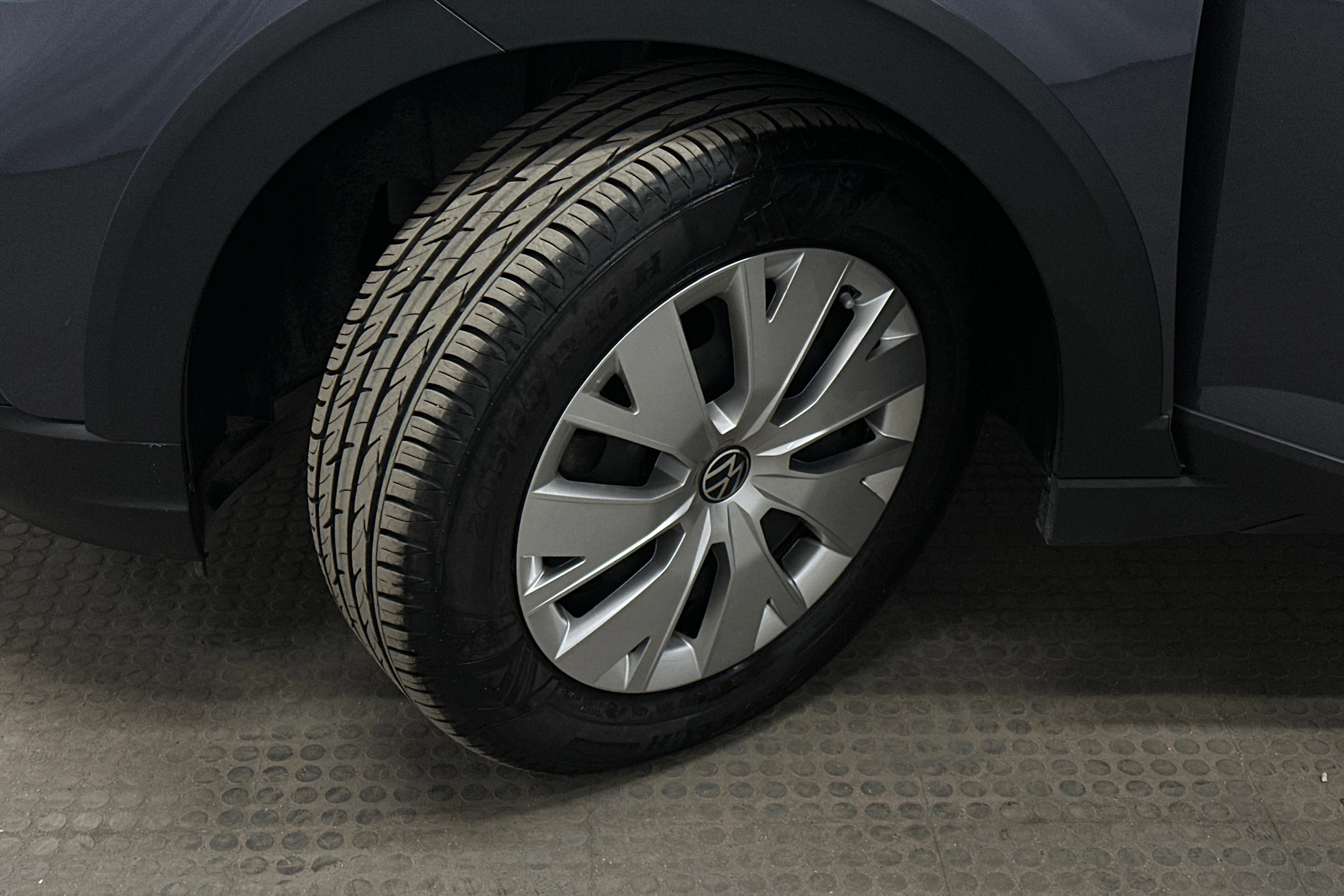 harmaa Volkswagen Taigo 2025 kuva 10.