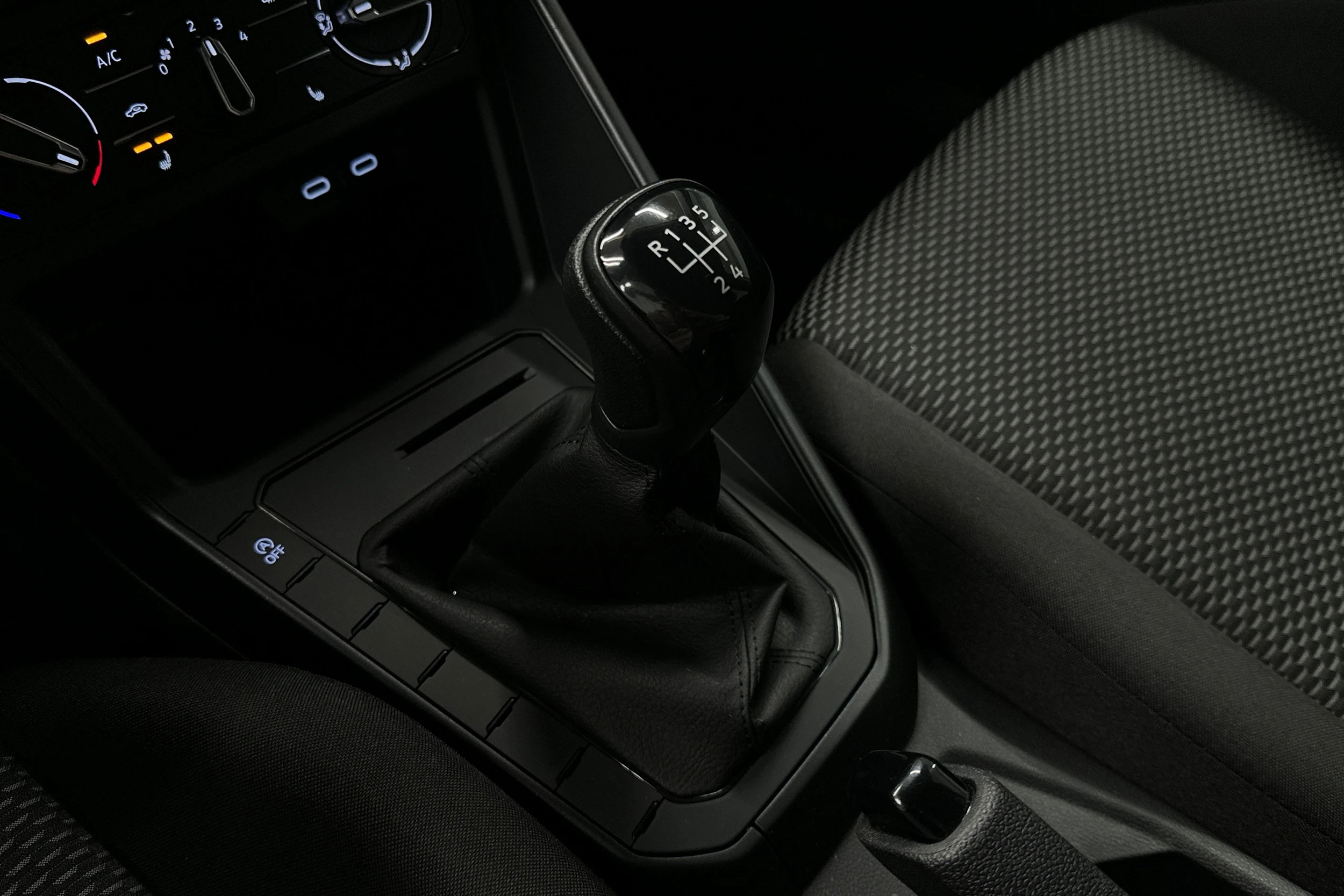 harmaa Volkswagen Taigo 2025 kuva 26.