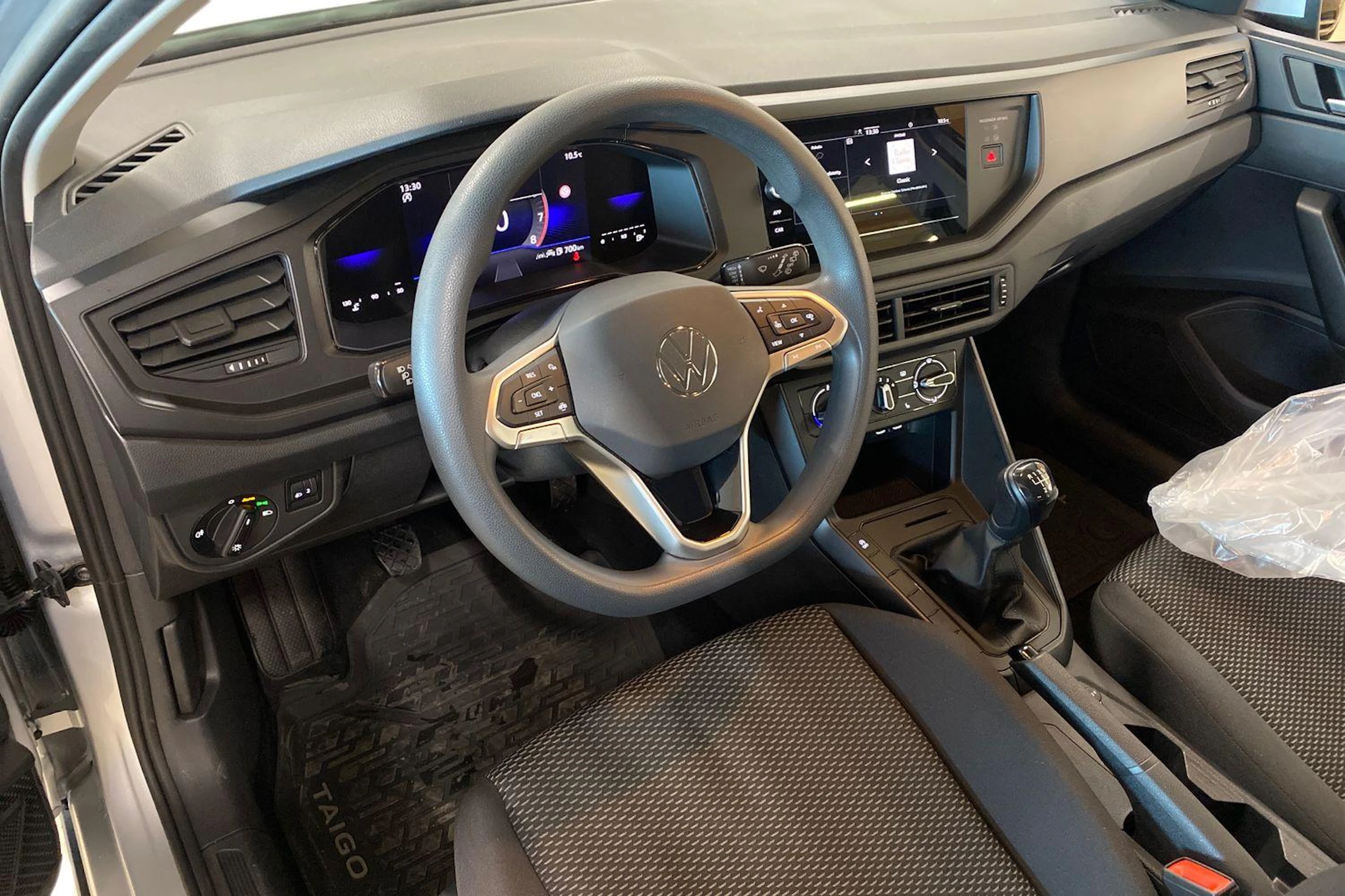 harmaa Volkswagen Taigo 2025 kuva 3.