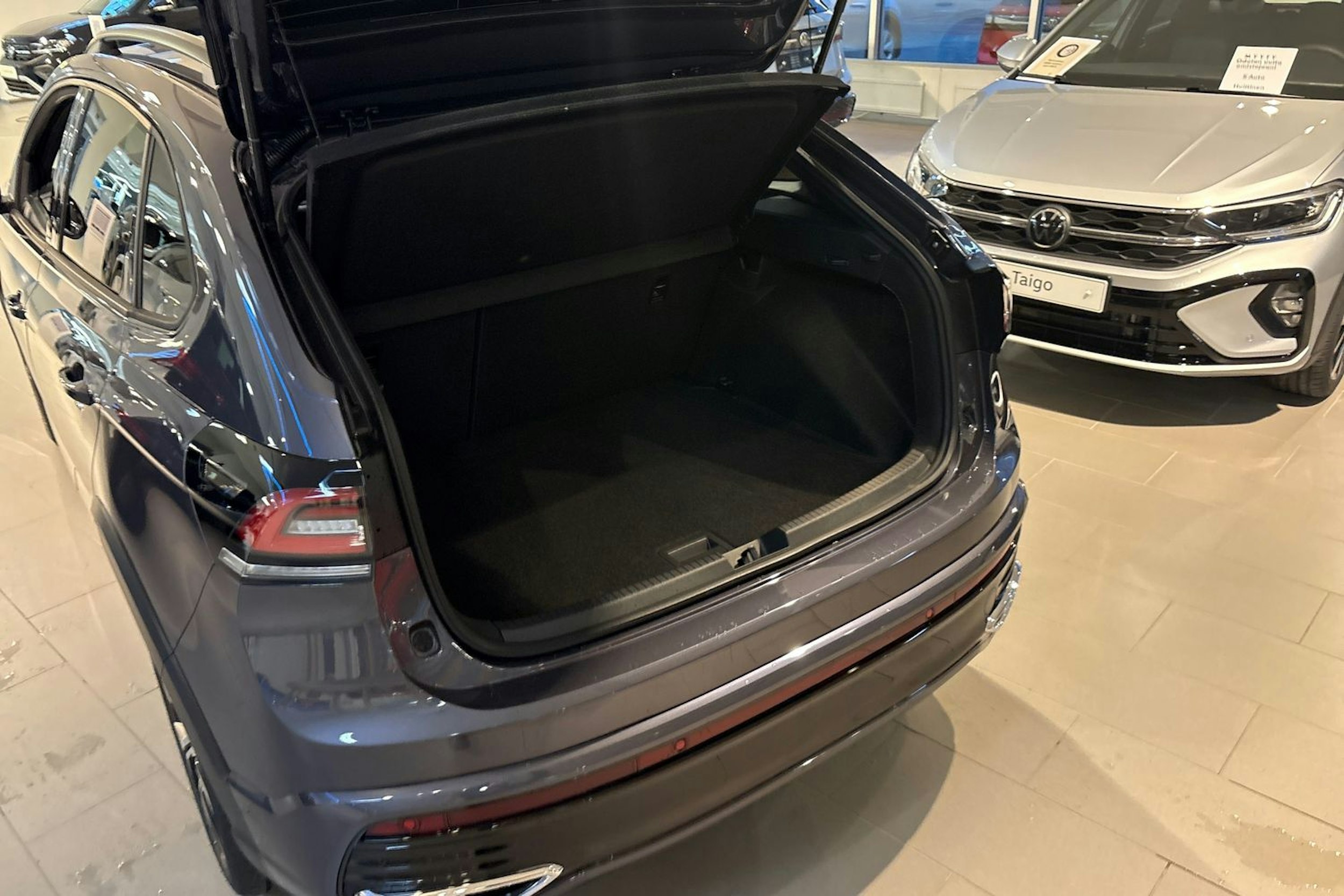 harmaa Volkswagen Taigo 2025 kuva 11.