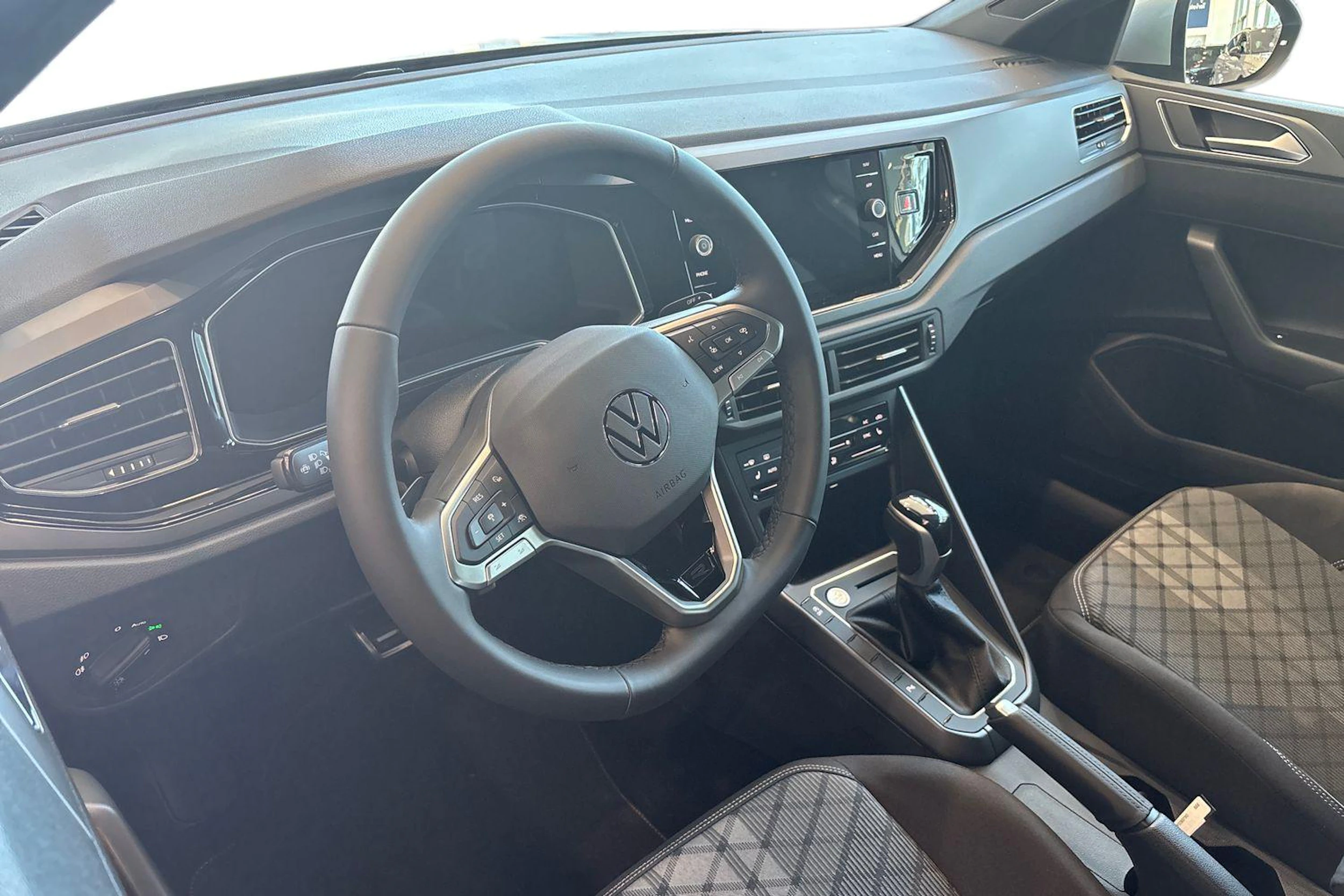 harmaa Volkswagen Taigo 2025 kuva 6.