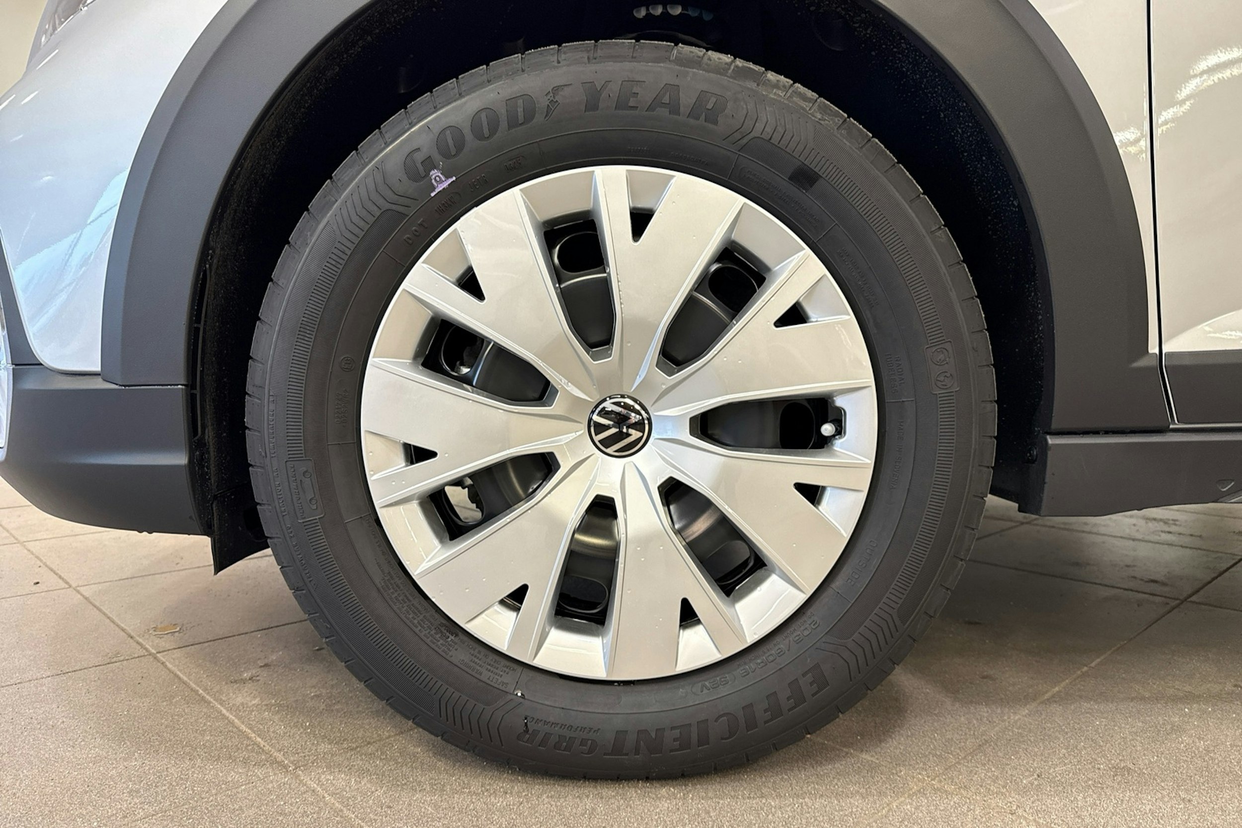 met. harmaa Volkswagen Taigo 2025 kuva 9.
