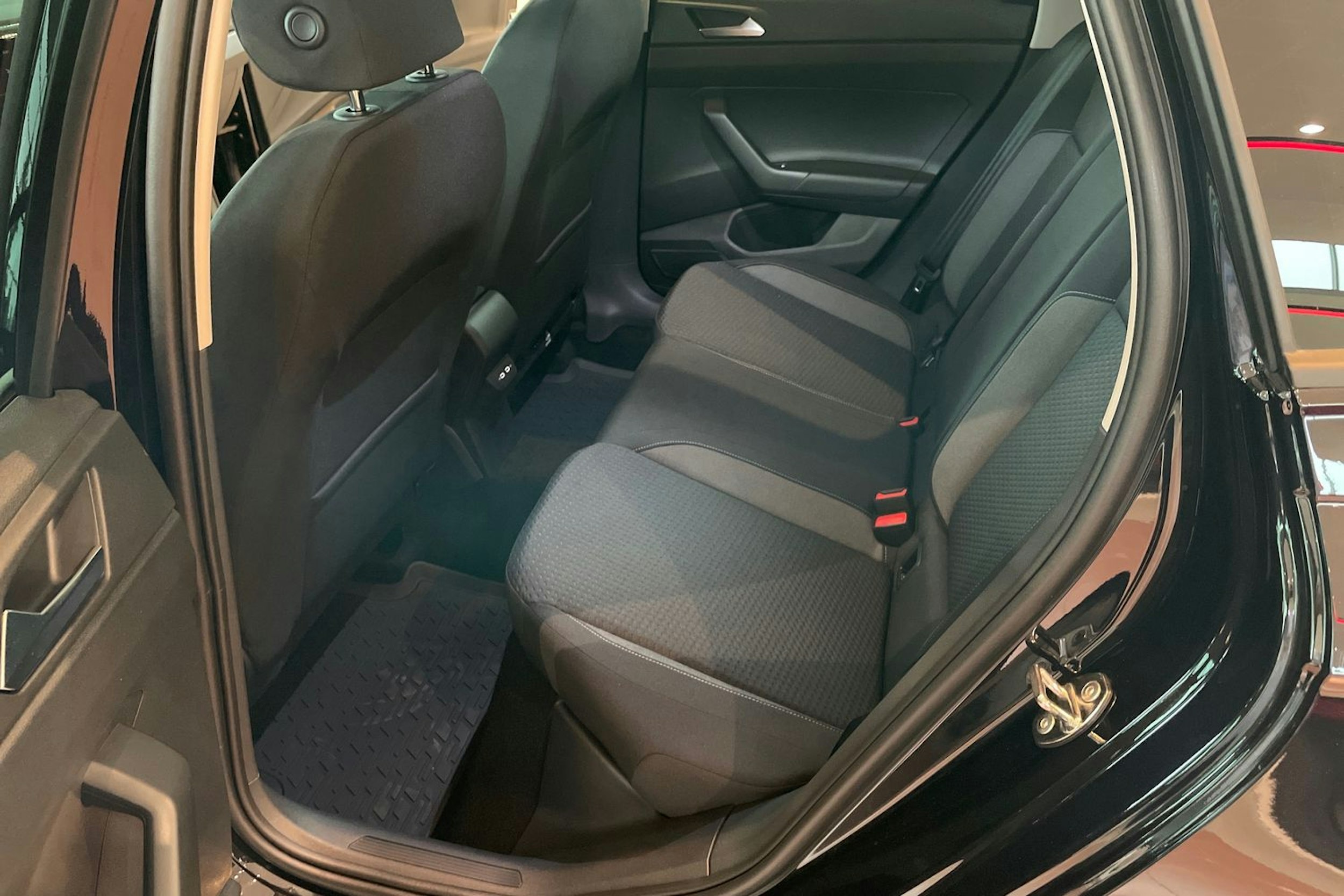 musta Volkswagen Taigo 2025 kuva 8.