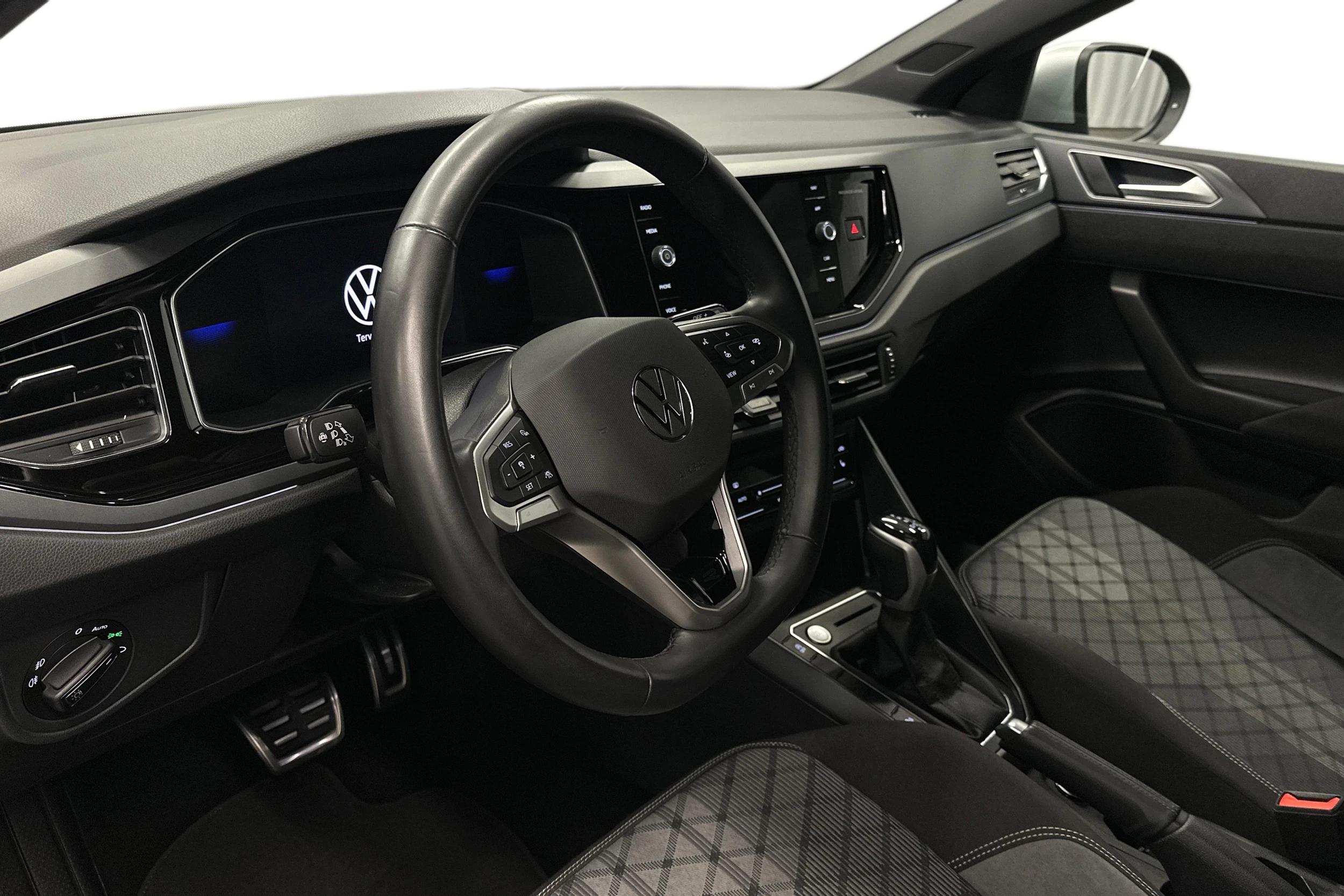 harmaa Volkswagen Taigo 2025 kuva 6.