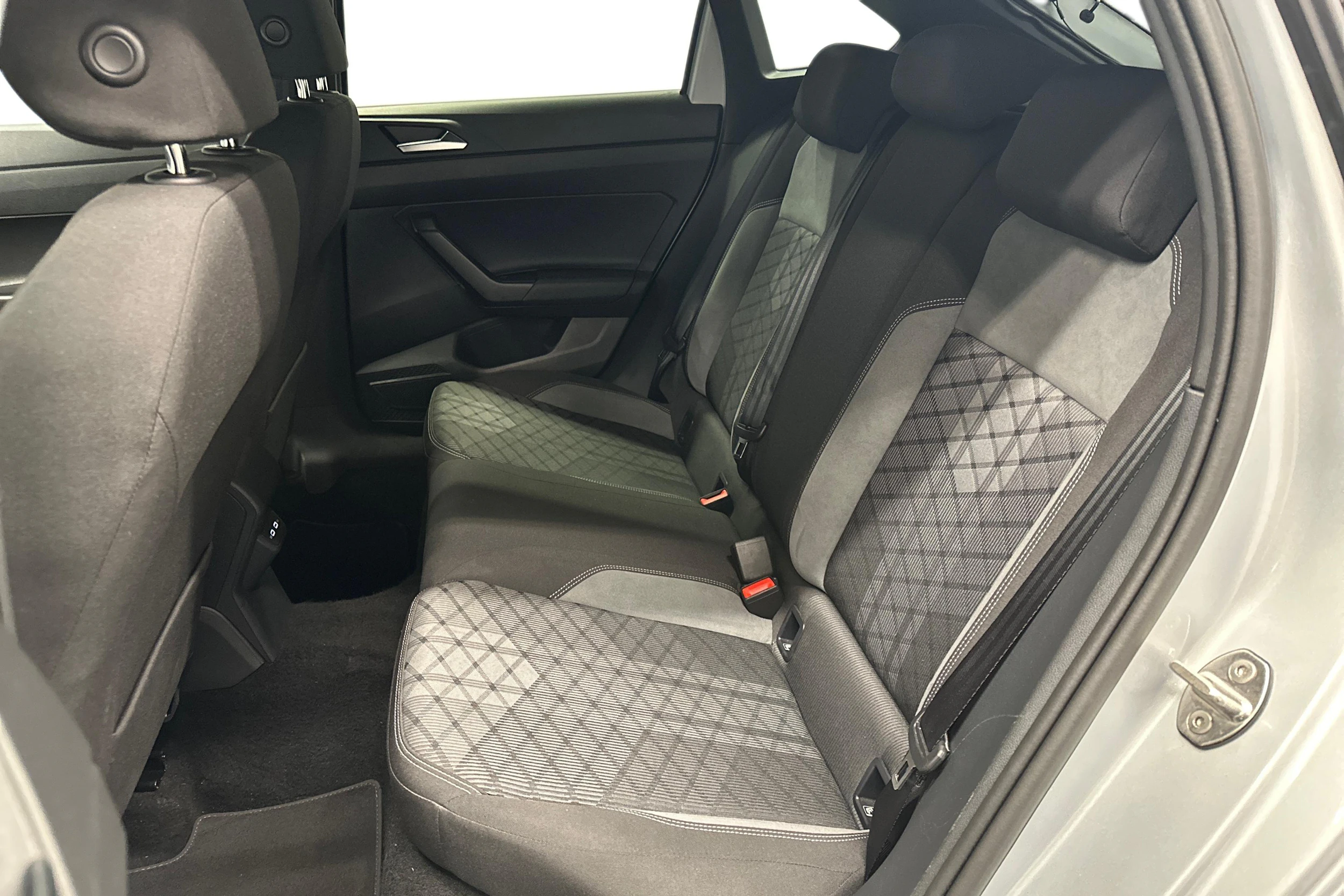 harmaa Volkswagen Taigo 2025 kuva 8.