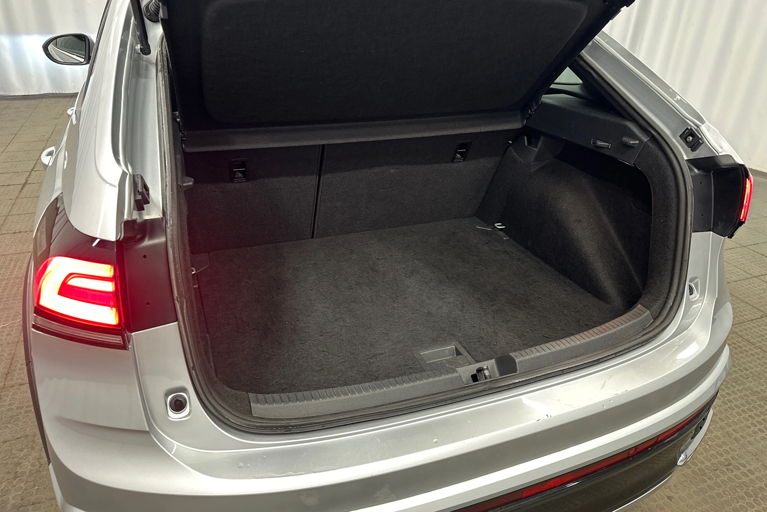 harmaa Volkswagen Taigo 2025 kuva 28.