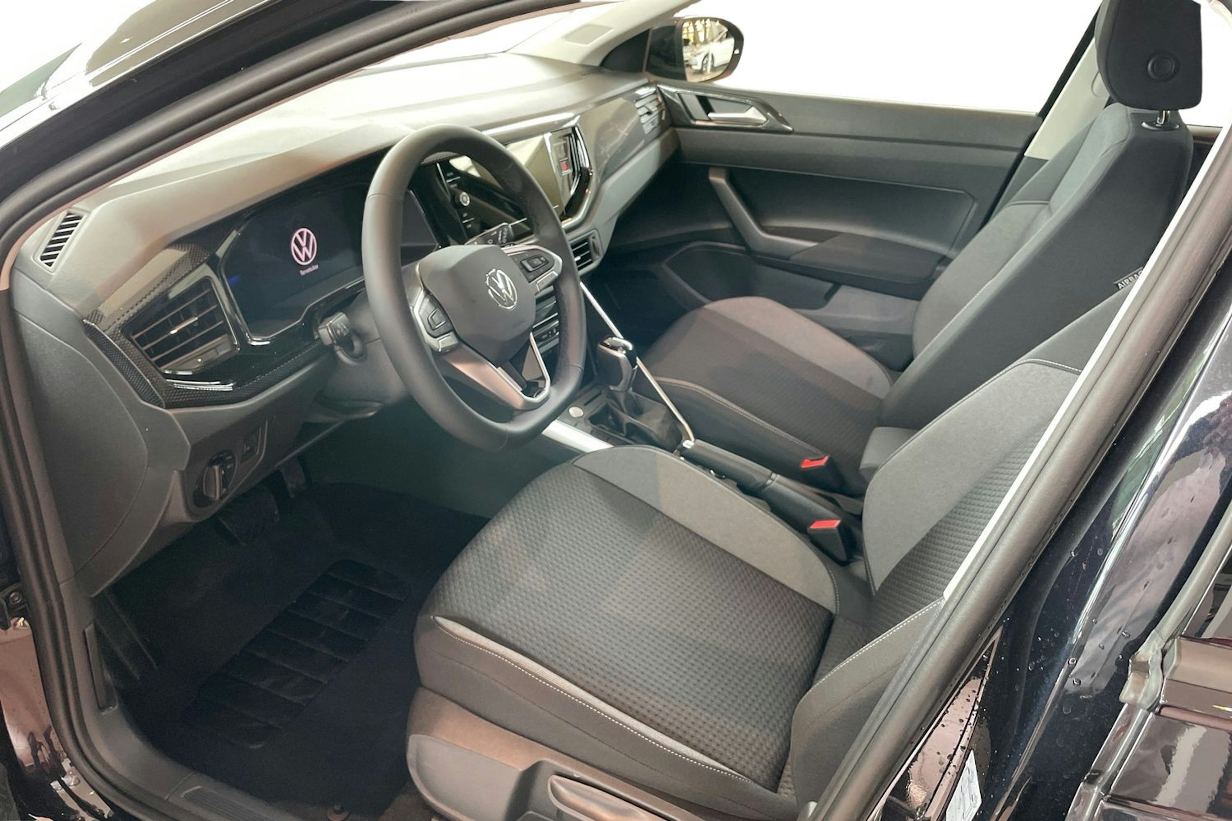 musta Volkswagen Taigo 2025 kuva 6.