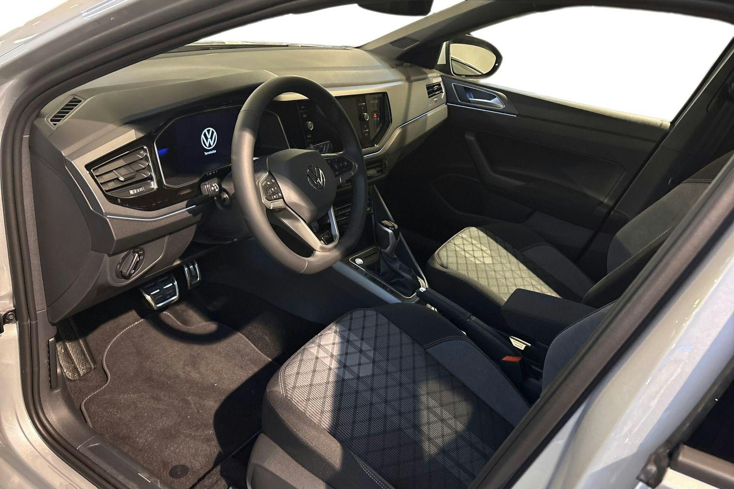 harmaa Volkswagen Taigo 2025 kuva 6.
