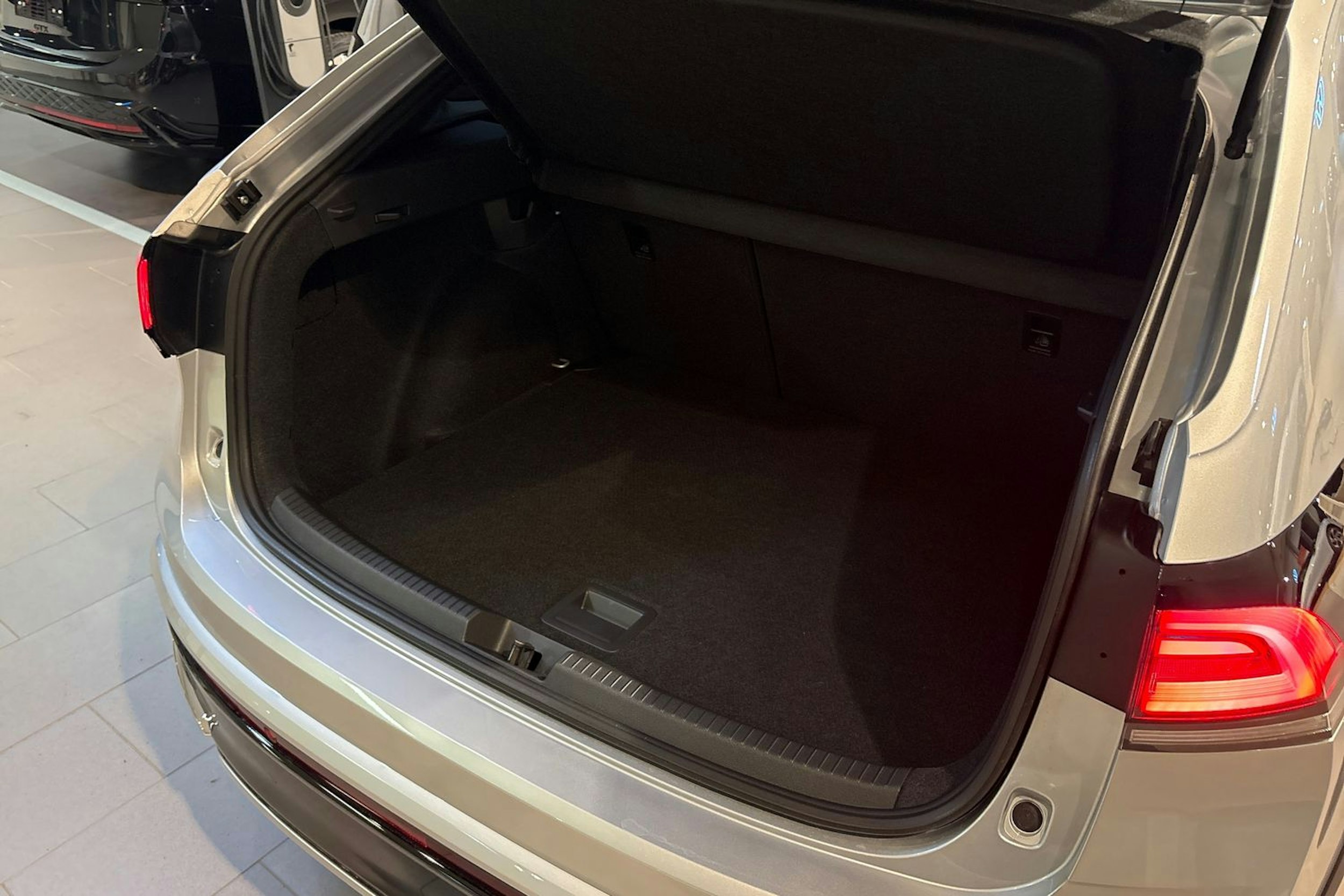 harmaa Volkswagen Taigo 2025 kuva 12.