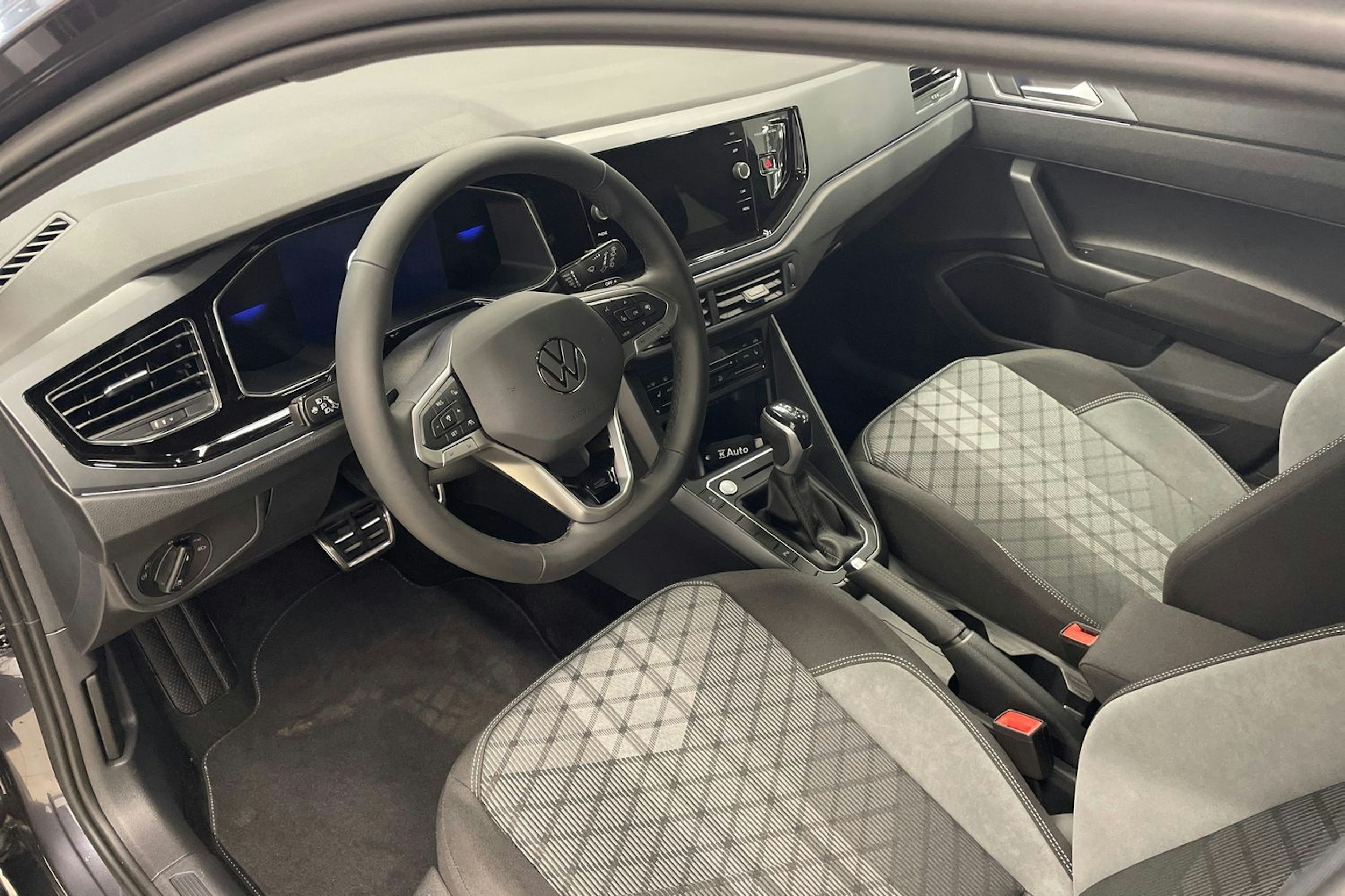 harmaa Volkswagen Taigo 2025 kuva 6.