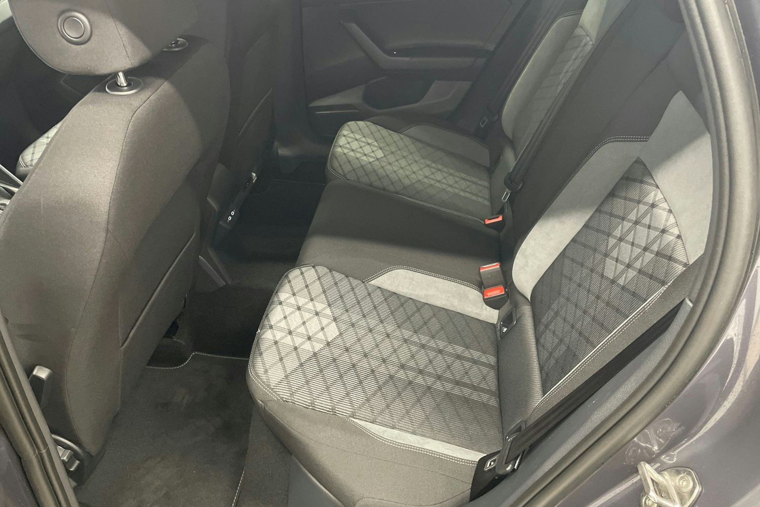 harmaa Volkswagen Taigo 2025 kuva 8.