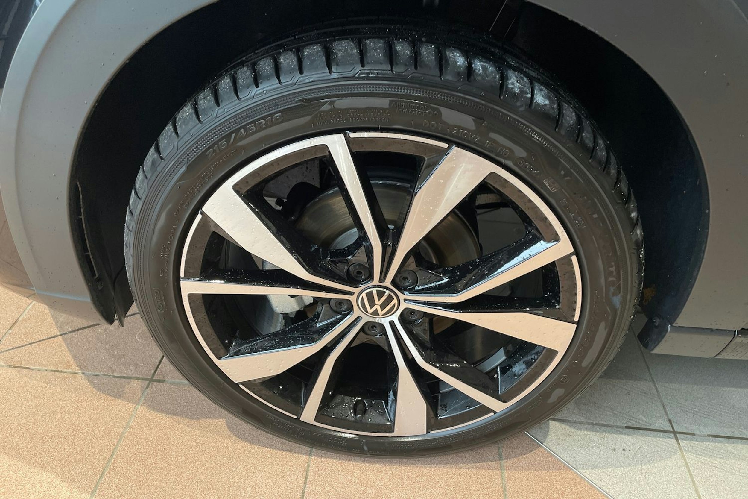 musta Volkswagen Taigo 2025 kuva 9.