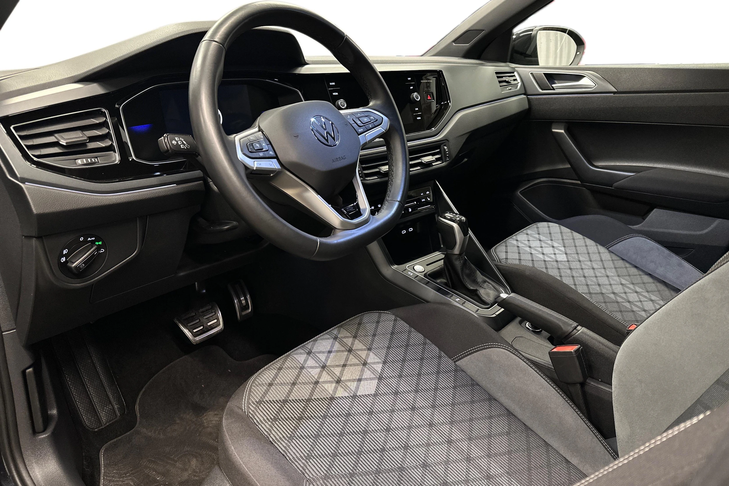 musta Volkswagen Taigo 2025 kuva 8.