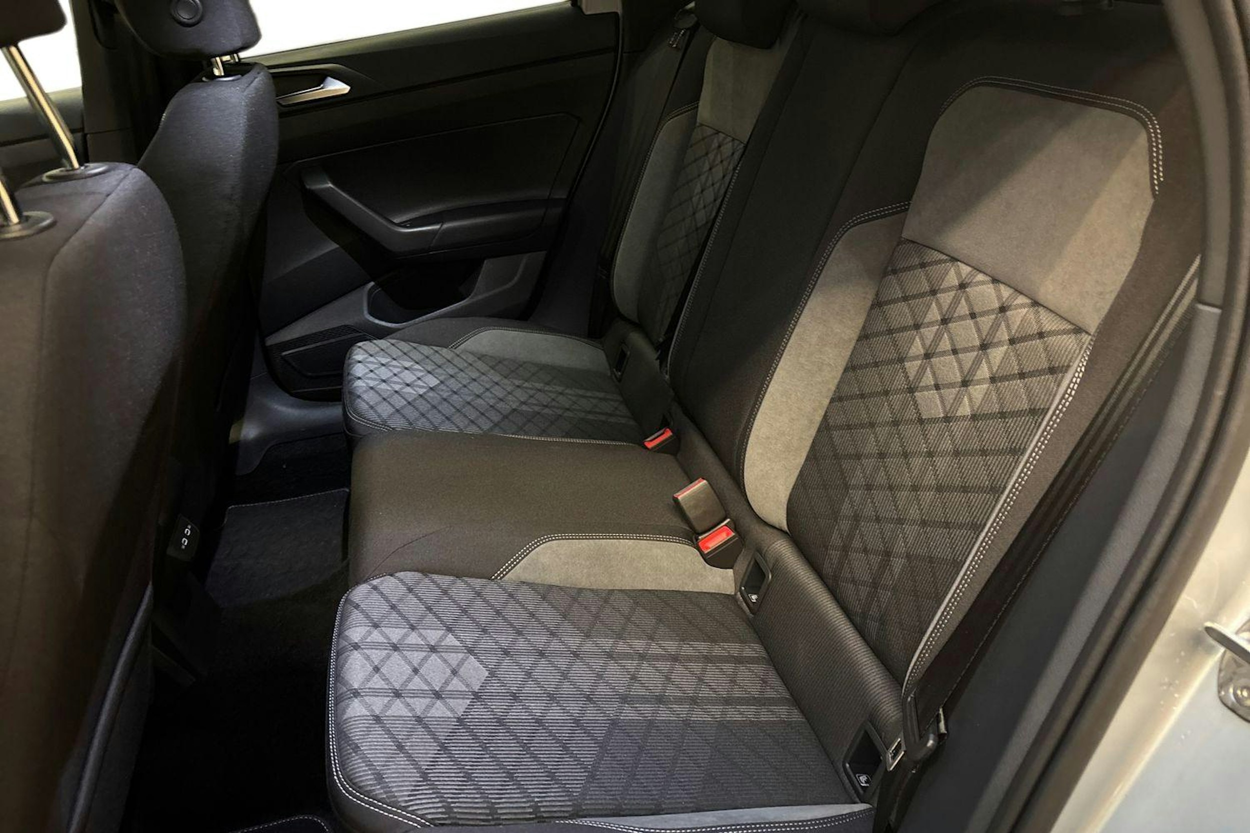 harmaa Volkswagen Taigo 2025 kuva 8.